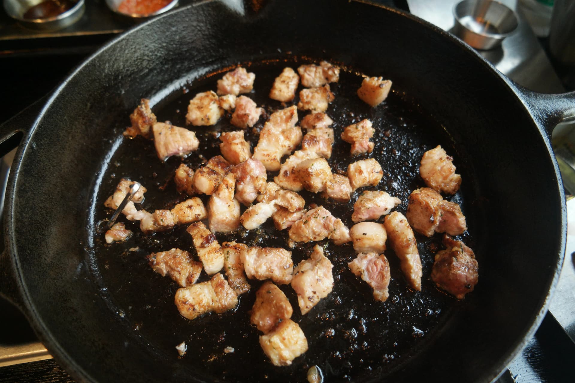 Pancetta coreana grigliata alla perfezione con una bella crosticina dorata e i succhi ancora visibili | 하이제이에스비