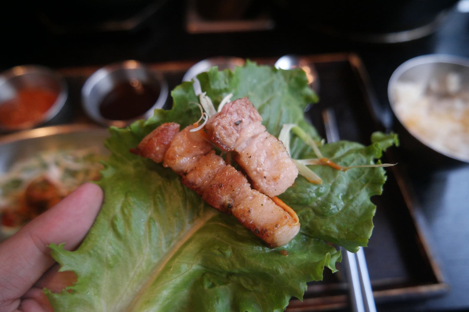 Involtino coreano ssam con carne grigliata e cipollotto marinato avvolti in una foglia di lattuga | 하이제이에스비