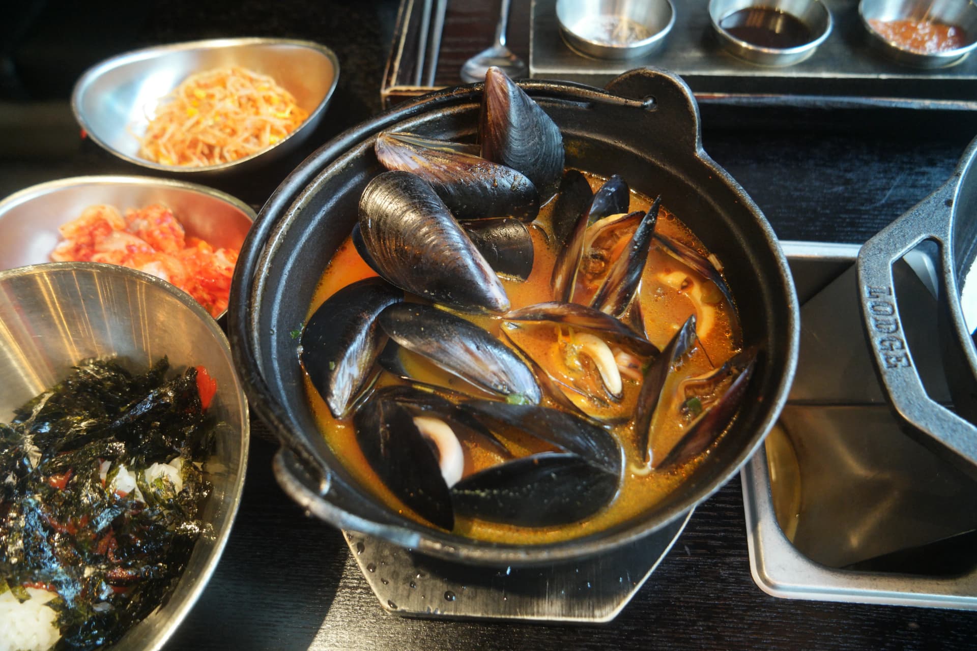 Zuppa piccante di cozze abbondante servita come accompagnamento nel ristorante coreano a volontà | 하이제이에스비