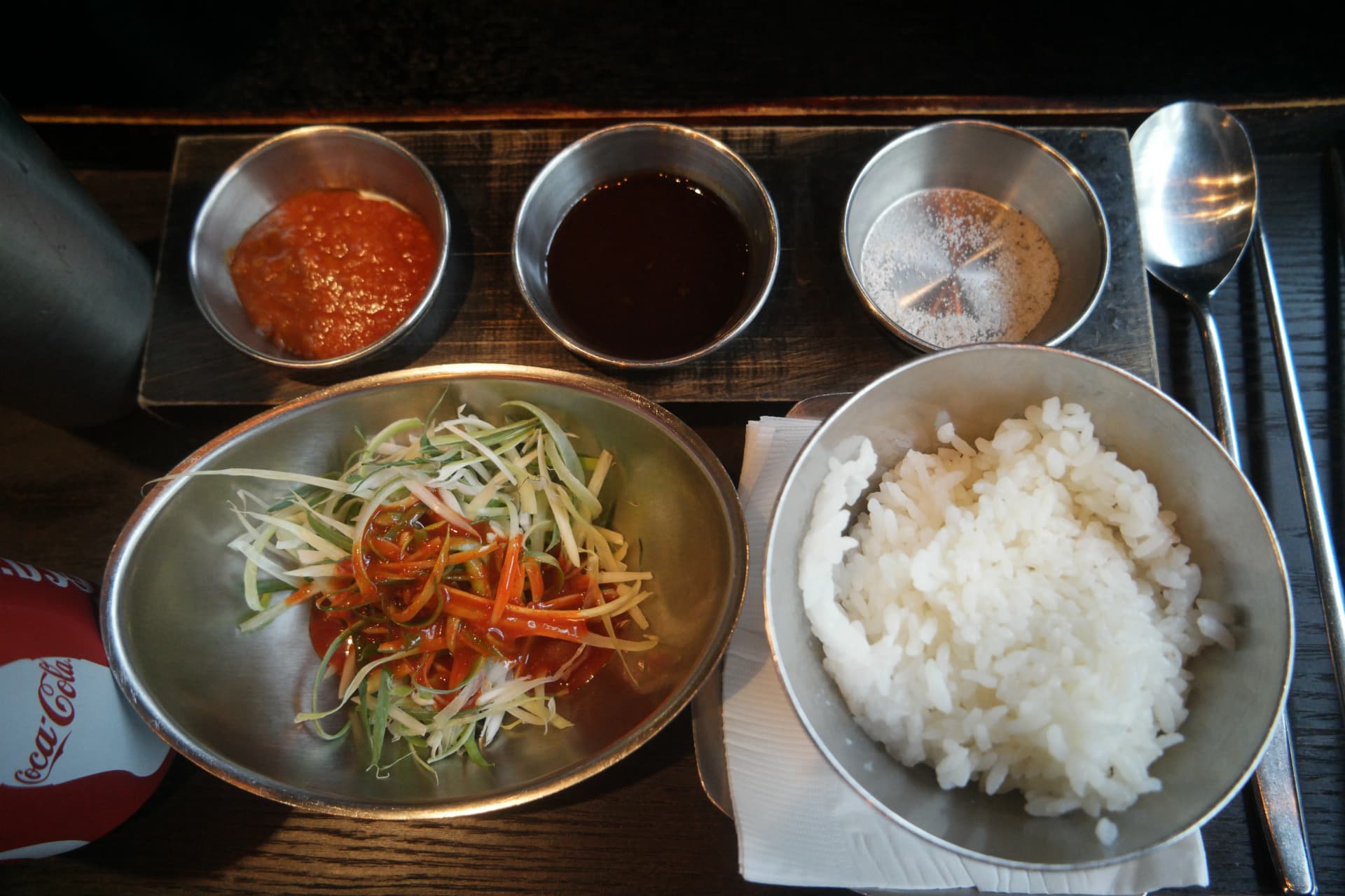 Vassoio individuale con tre tipi di salse, cipollotto a julienne e riso bianco nel ristorante coreano | 하이제이에스비