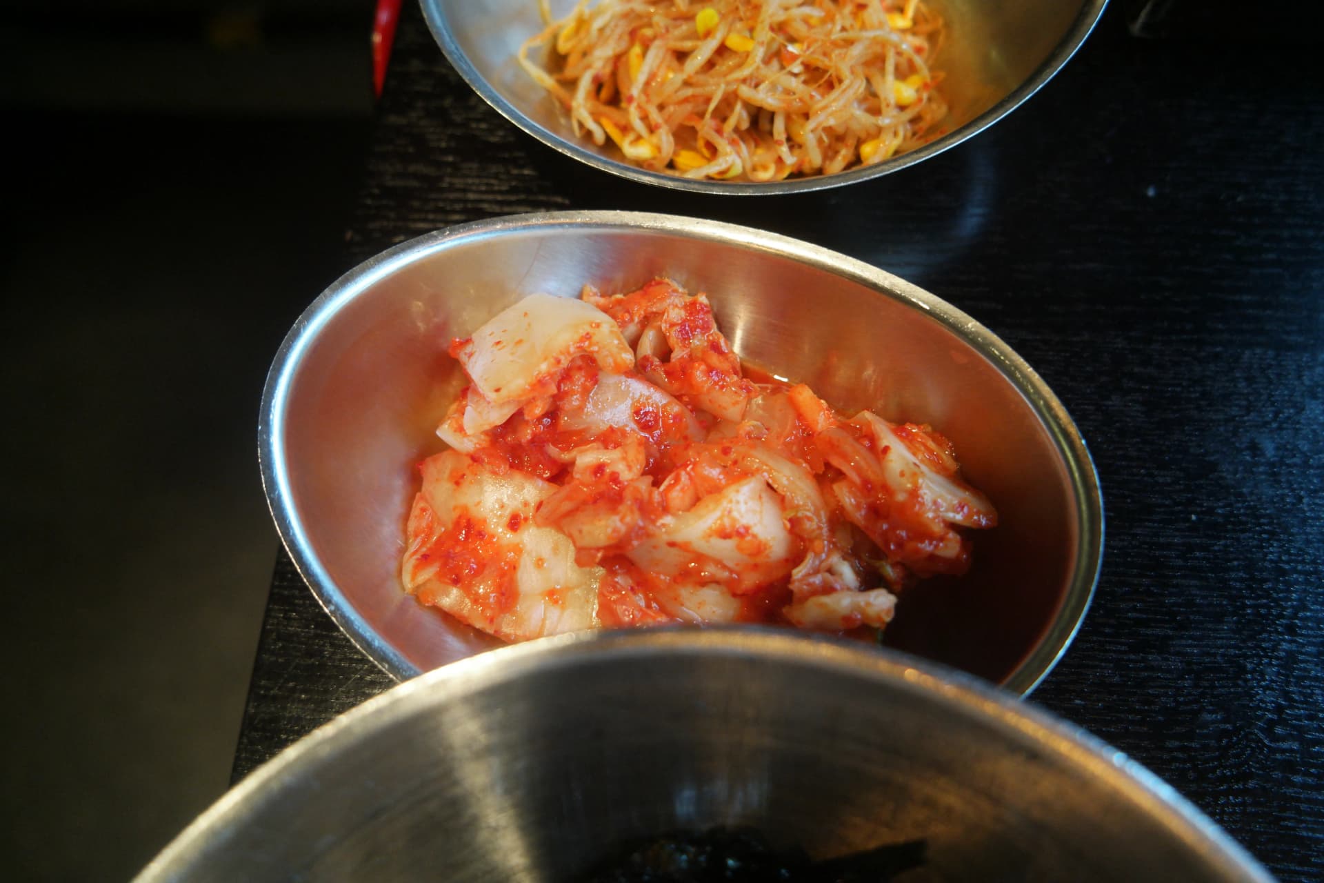 Kimchi di cavolo piccante e acidulo servito come contorno di base nel ristorante coreano a volontà | 하이제이에스비
