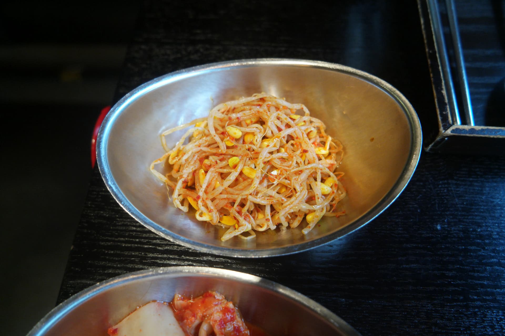 Insalata di germogli di soia croccanti con una leggera marinatura al peperoncino | 하이제이에스비