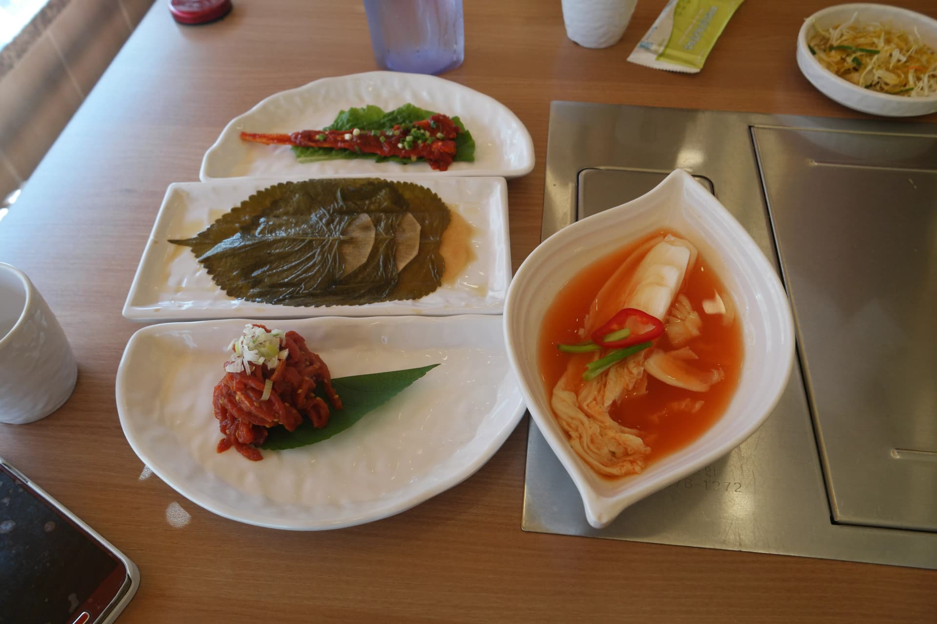 ሶክጋልቢ ምግብ ቤት ጠረጴዛ — ጠቅላላ የጎን ምግቦች ሰሌዳ፣ ከሚጥሚጣ ቅጠል ጨው ጣፋጭ ጎምዛዛ ዝግጅት እስከ ኪምቺ እና ዩክሆዬ ጥሬ ስጋ | 하이제이에스비