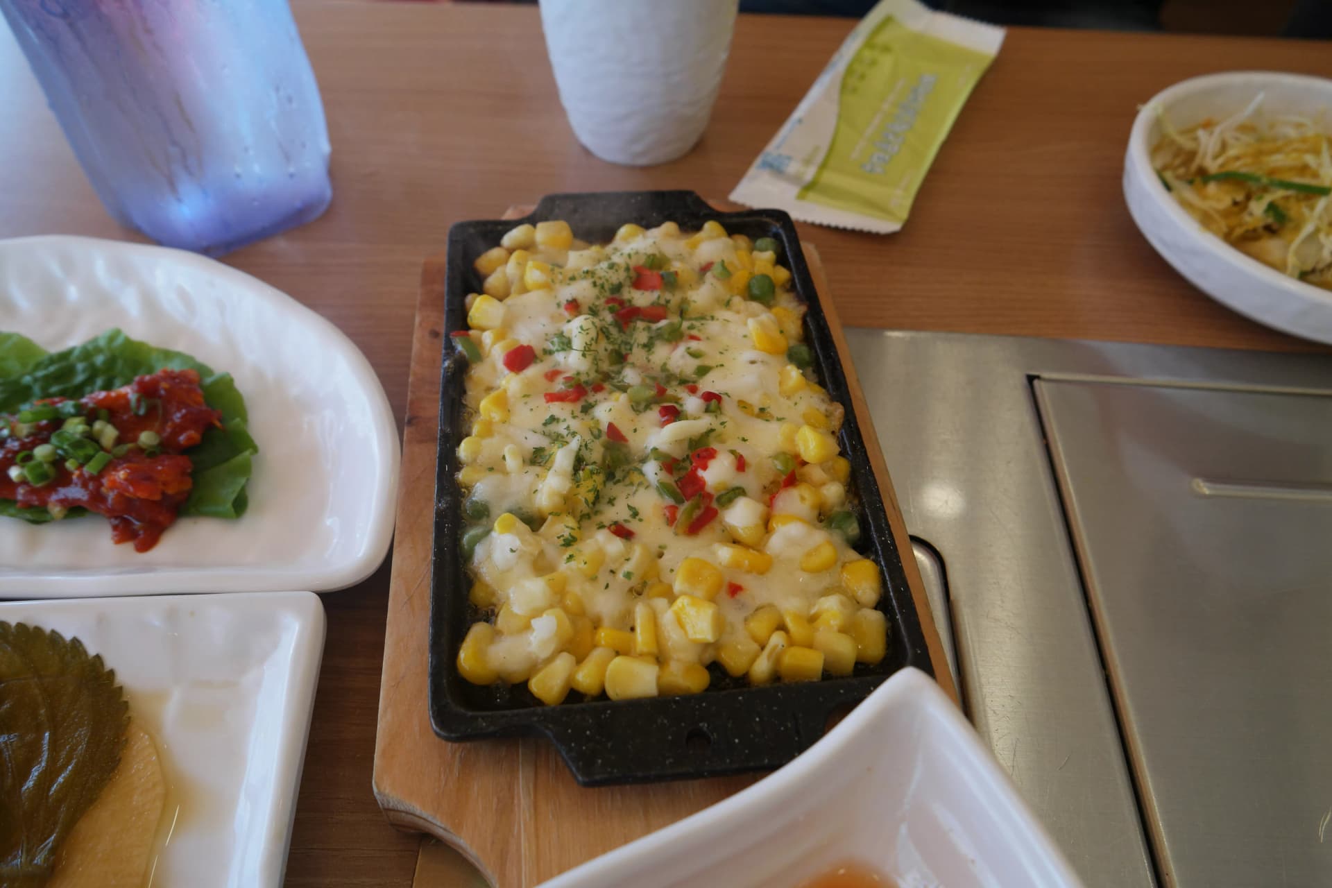 ኮርን ቺዝ — ቆሎ ላይ ቺዝ ጥቅጥቅ አድርጎ ጋግሮ ሞቅ ያለ — በኮሪያ ስጋ ምግብ ቤቶች ተወዳጅ ጎን ምግብ | 하이제이에스비