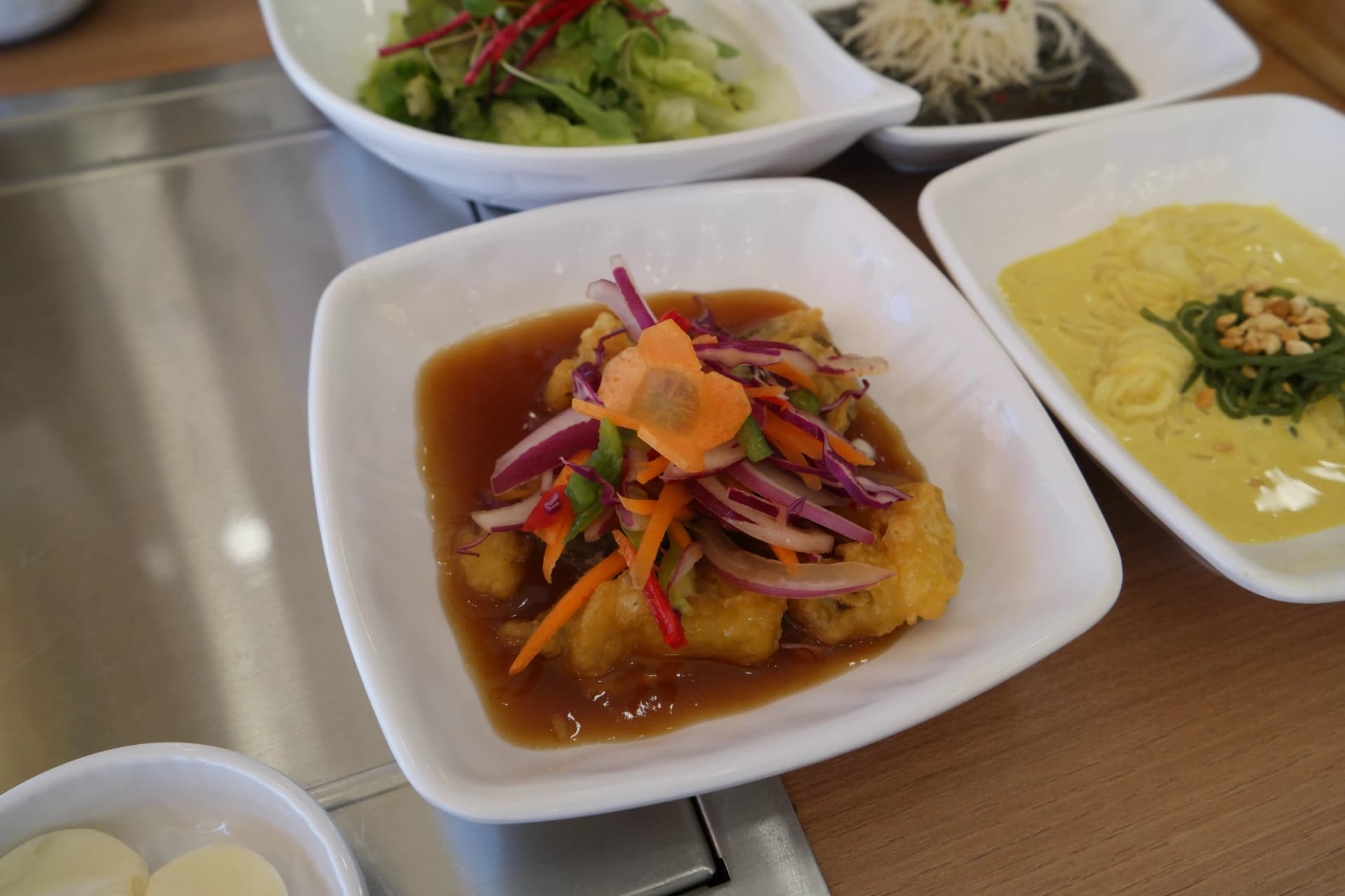 ጋቢ ታንሱዩክ — ጥብስ ላይ ጎምዛዛ-ጣፋጭ ሾርባ ጨምሮ ቁርጥ ቁርጥ አረንጓዴ ቅጠሎች ላይ | 하이제이에스비