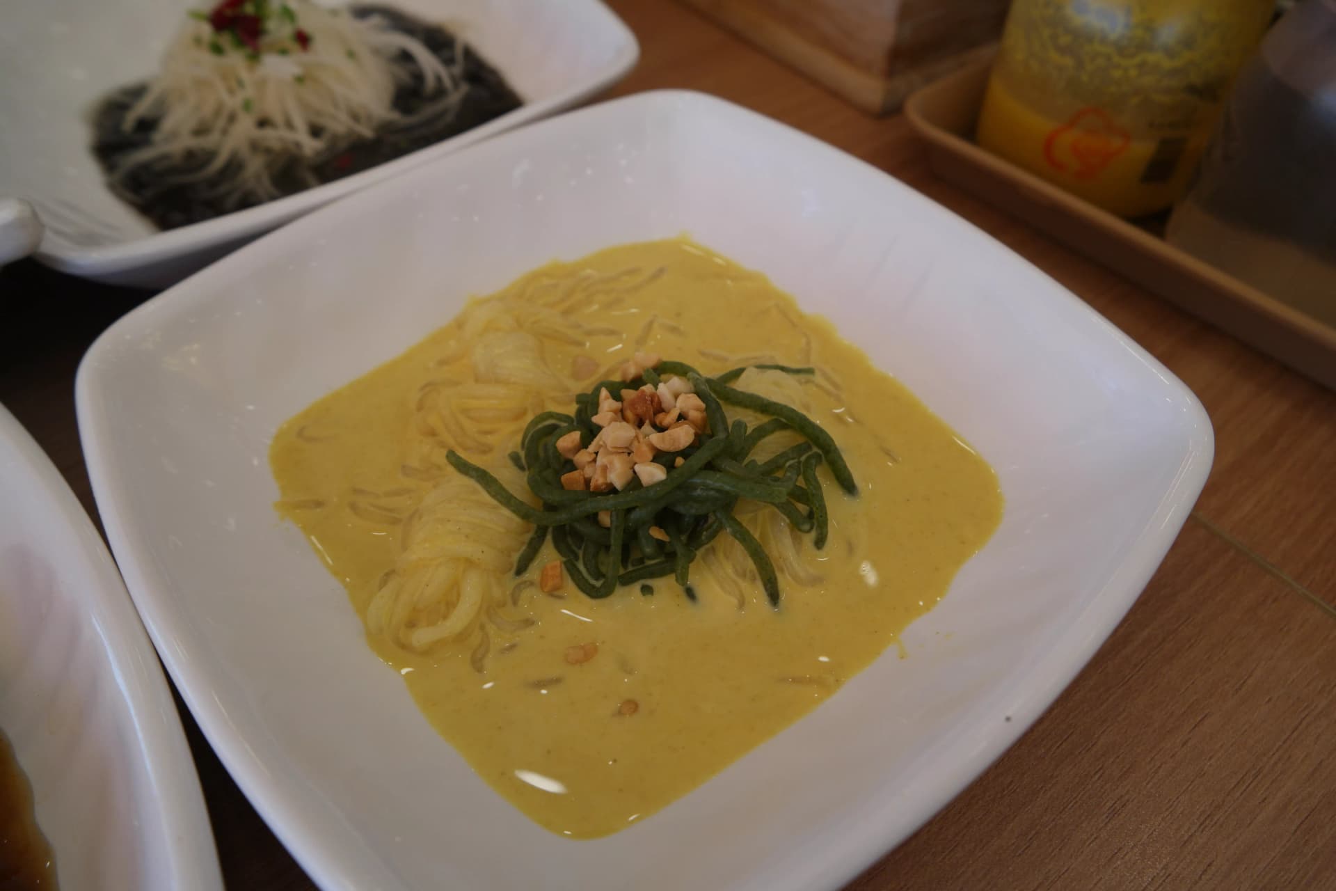 ሰናፍጭ ኮንያክ ፈርጣ — ቢጫ ሰናፍጭ ሾርባ ላይ ኮንያክ ፈርጣና ለውዝ ቀርቧል | 하이제이에스비