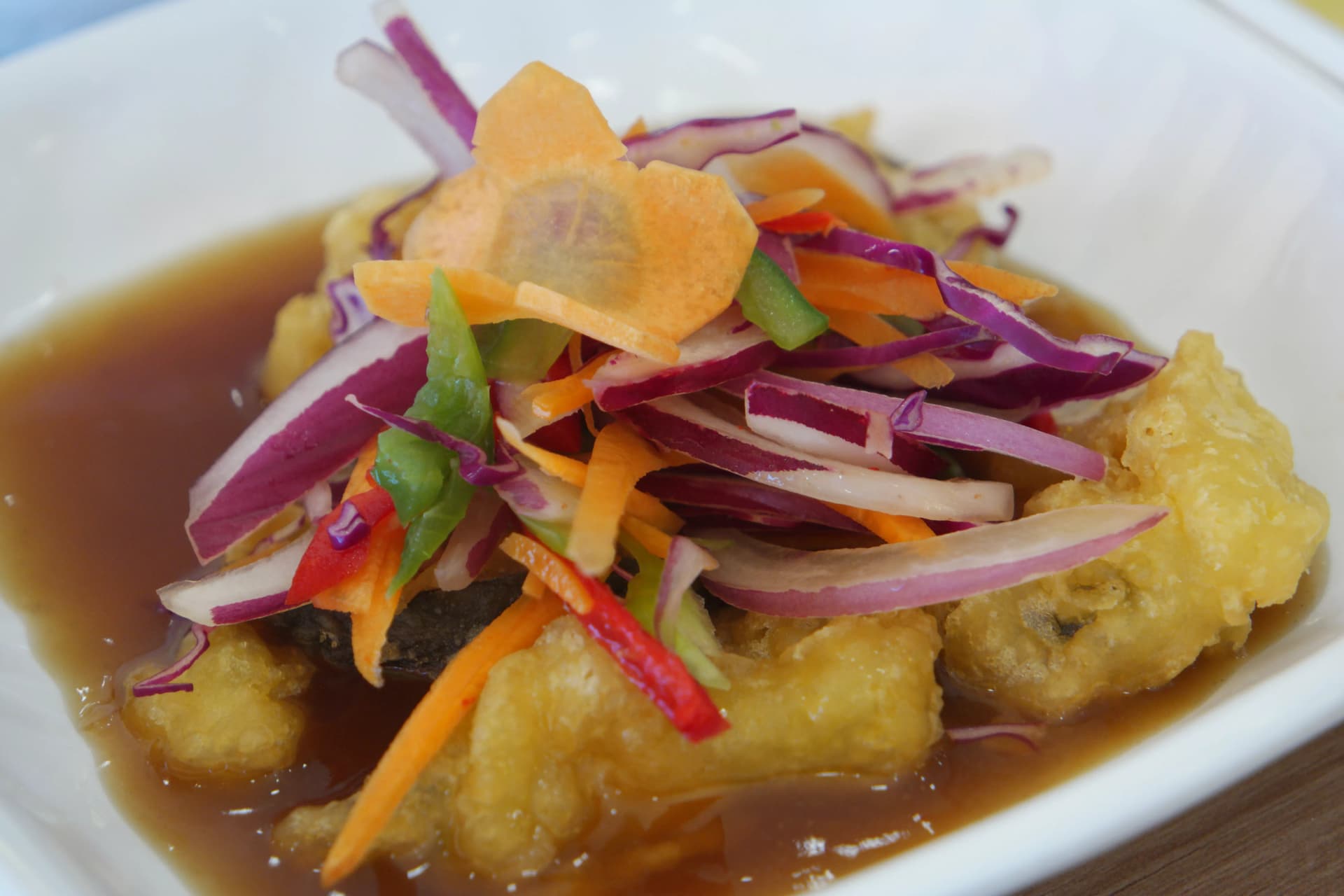 ጋቢ ታንሱዩክ ቅርብ ምስል — ሾርባ ዘልቆ የገባ ጥብስ ቲማቲም ቀለም ቀለም አትክልቶች ላይ ቀርቧል | 하이제이에스비