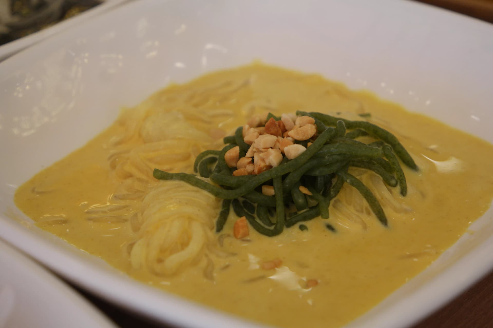 ሰናፍጭ ኮንያክ ፈርጣ ቅርብ ምስል — ቀጫጭን ግልጽ ፈርጣ ከአረንጓዴ ፈርጣ ጋር ተቀላቅሎ ለውዝ ላይ ቀርቧል | 하이제이에스비