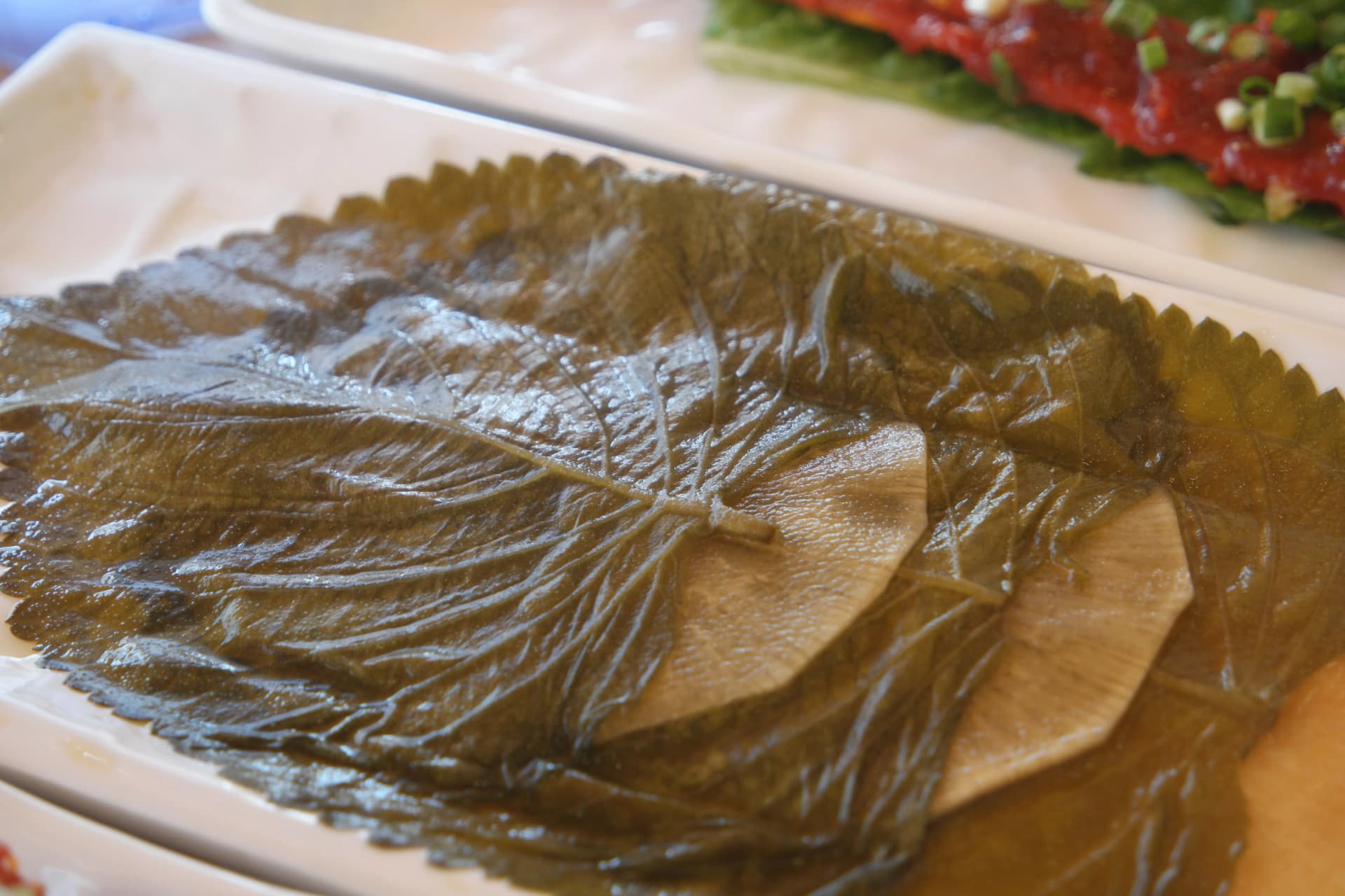 ካኒፕ ጃናጋጂ — ሾዩ ውስጥ የወለወሉ ሚጥሚጣ ቅጠሎች ሳህን ላይ ቀርቧል — ኮሪያዊ ባህላዊ የጎን ምግብ | 하이제이에스비