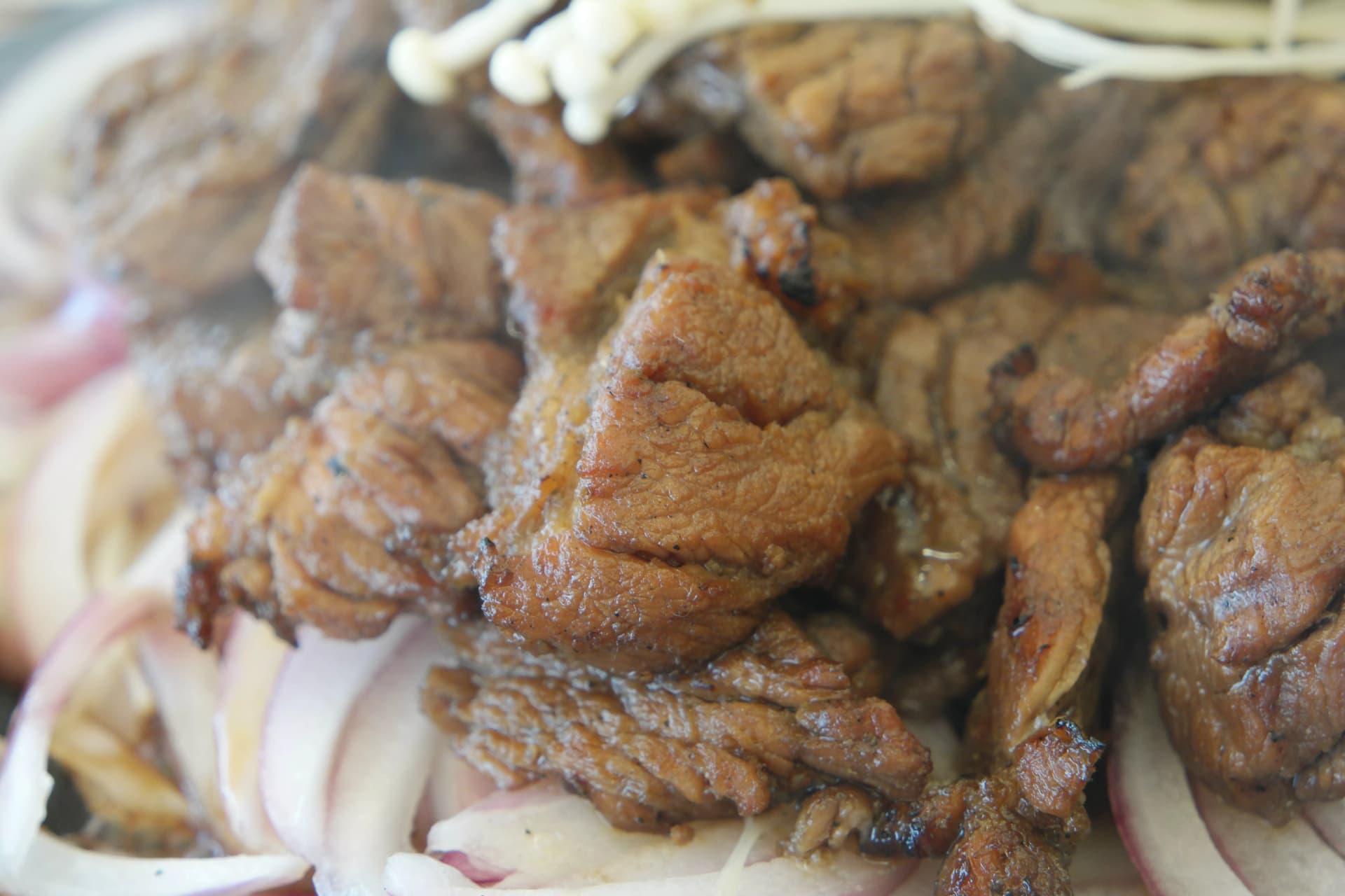 ሶክጋልቢና ፓኢ ቡቃያ ድንጋይ ሳህን ላይ — ጭማቂ ሞልቶ ያለ ጎድጓዳ ስጋ ፓኢ ቡቃያ አብሮ ይጠበሳል | 하이제이에스비