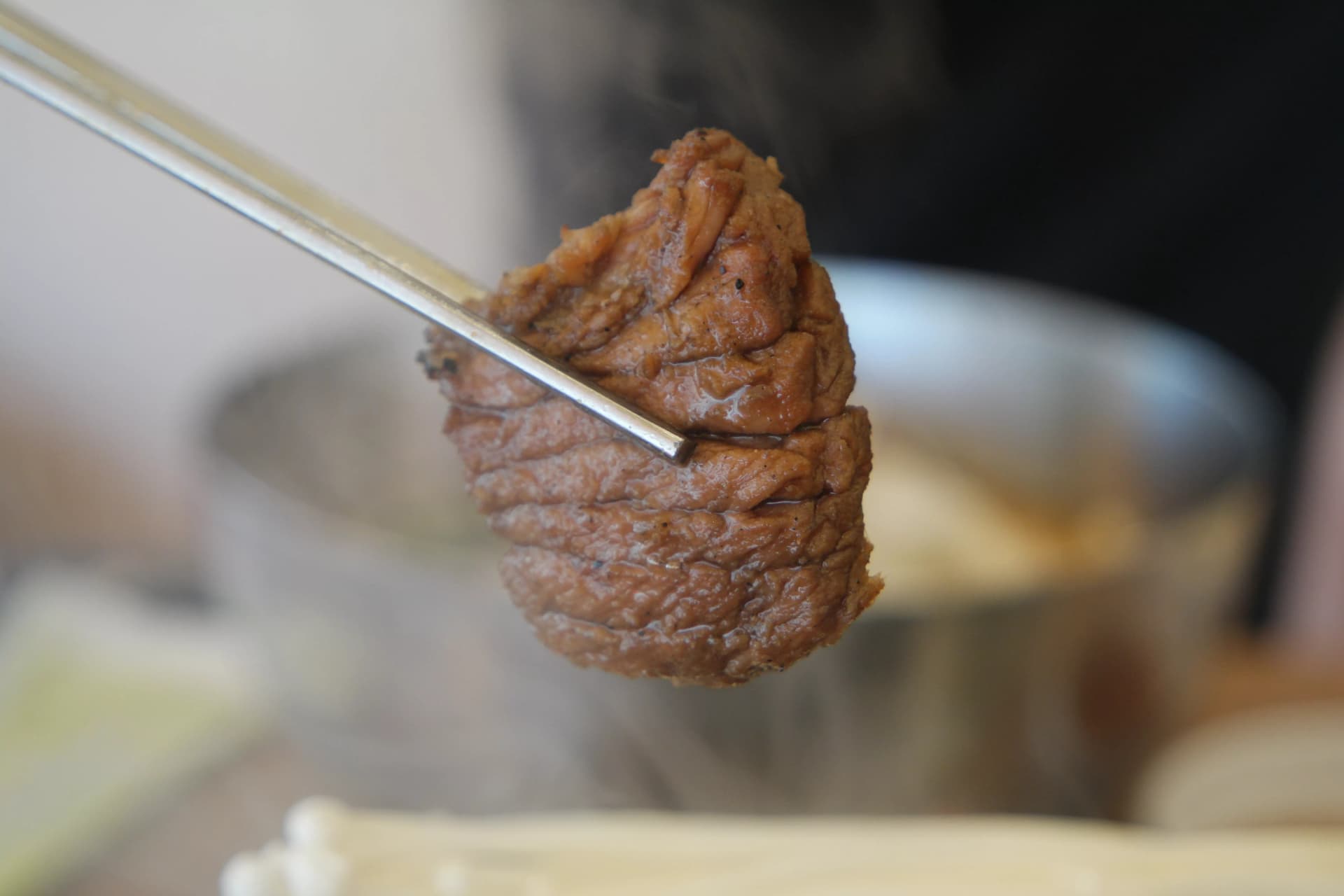 ሶክጋልቢ አንድ ቁራጭ ምንቃር ላይ — ሙቅ ድንጋይ ሳህን ላይ ከወጣ ስጋ ትነት ሲወጣ | 하이제이에스비