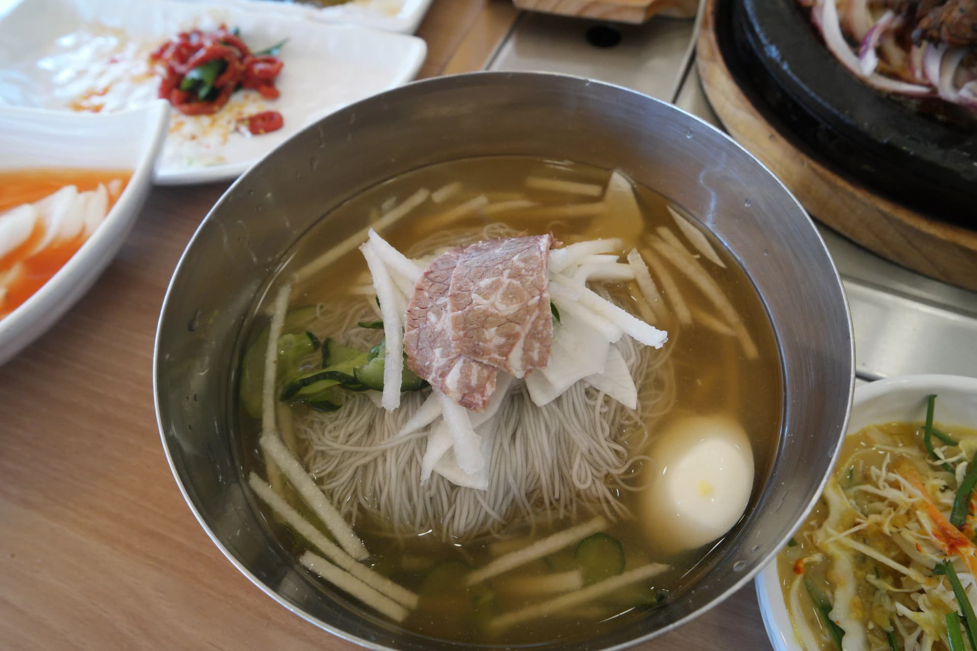 ናኤንግሚዮን ቀዝቃዛ ፈርጣ — ቀዝቃዛ ሾርባ ውስጥ ቀጭን ፈርጣ ከተቆረጠ ስጋ፣ ሙላ፣ ኪያር እና ጭቃ ዕንቁላል ጋር | 하이제이에스비