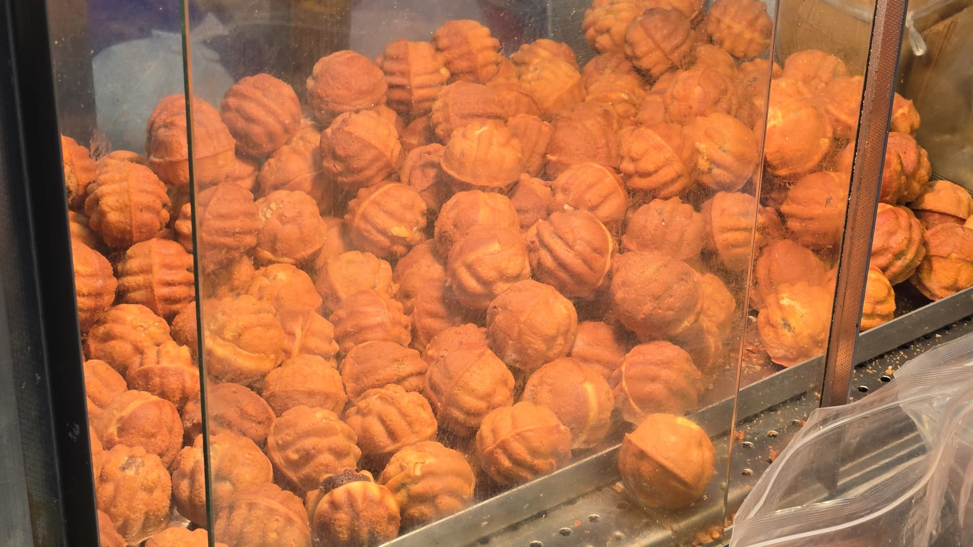 Walnussförmiges Gebäck auf dem Seomun-Markt in Daegu — Vitrine voll mit kleinen, goldbraunen Walnuss-Küchlein | 하이제이에스비