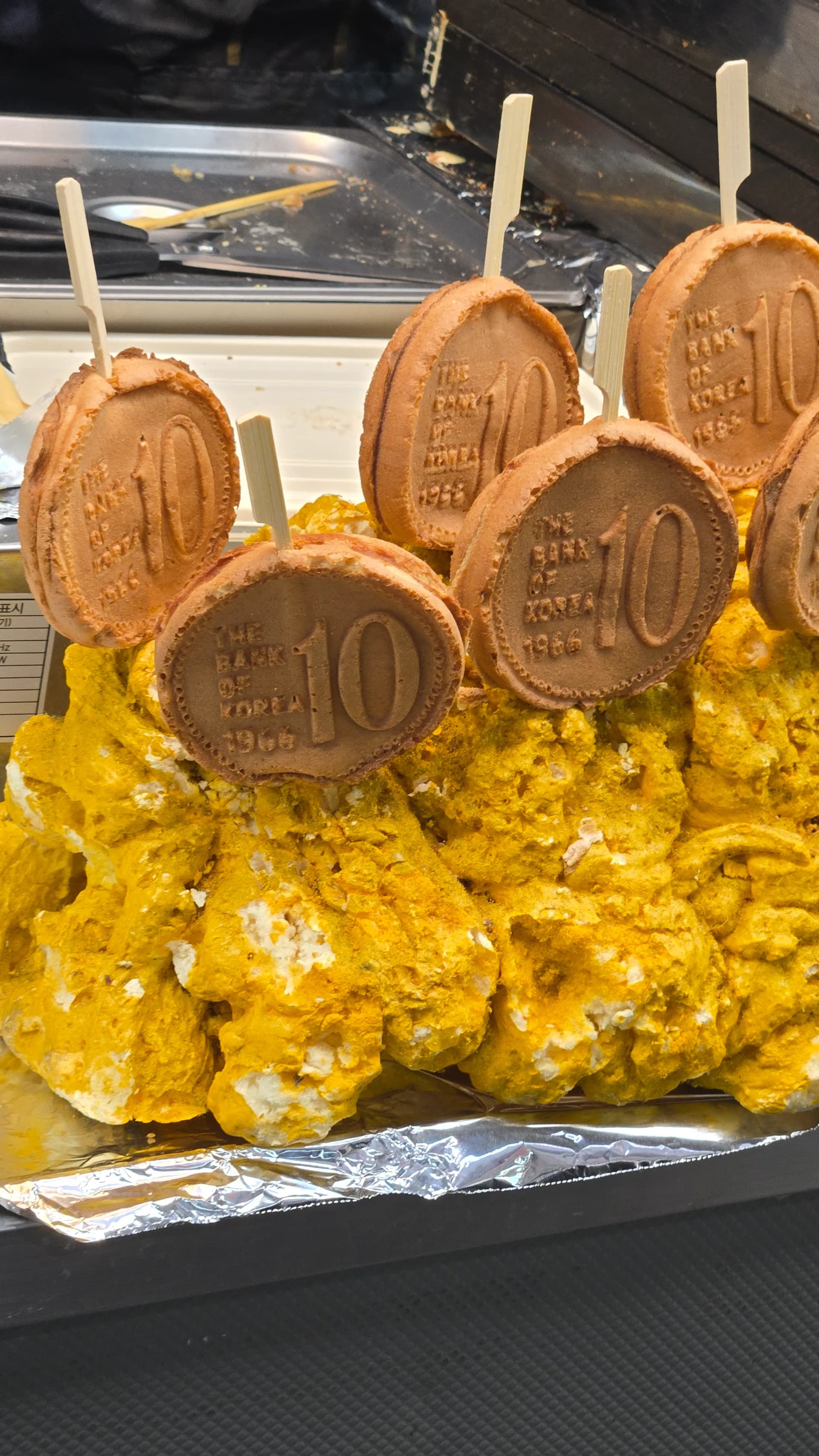 10-Won-Brot auf dem Seomun-Markt in Daegu — in der Form einer alten koreanischen 10-Won-Münze gebackenes Käsebrot | 하이제이에스비