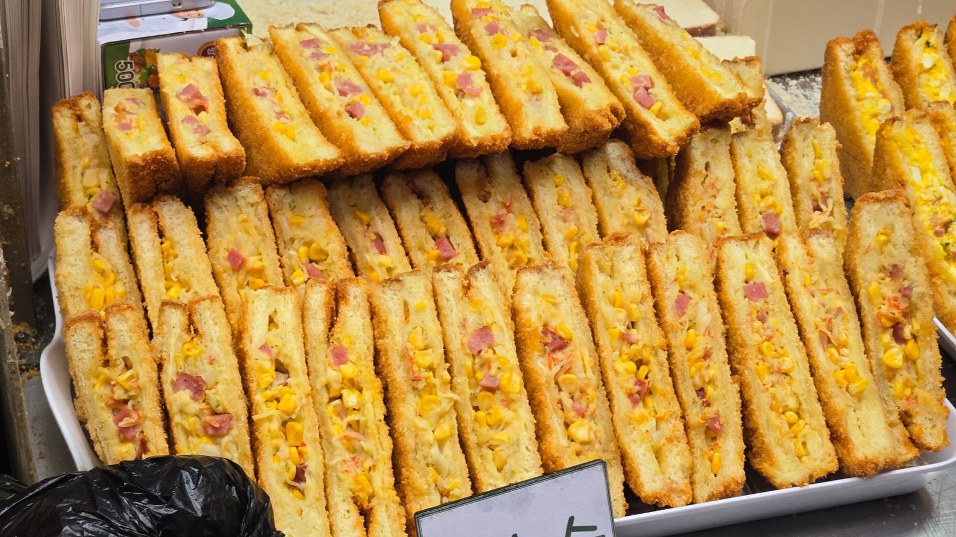 Koreanisches Markt-Sandwich auf dem Seomun-Markt — frittiertes Toastbrot mit reichhaltiger Mayonnaise-Füllung | 하이제이에스비