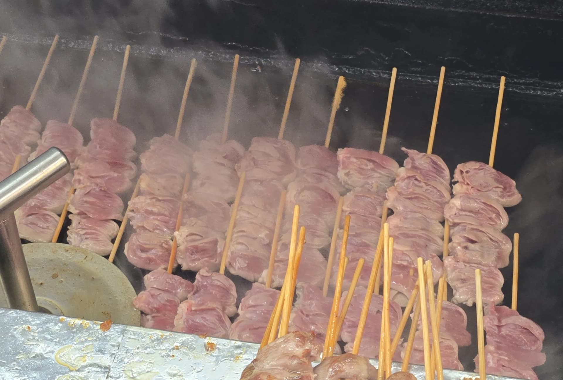 Nahaufnahme der gegrillten Schweineherz-Spieße — goldbraun gegrillt im Querschnitt | 하이제이에스비