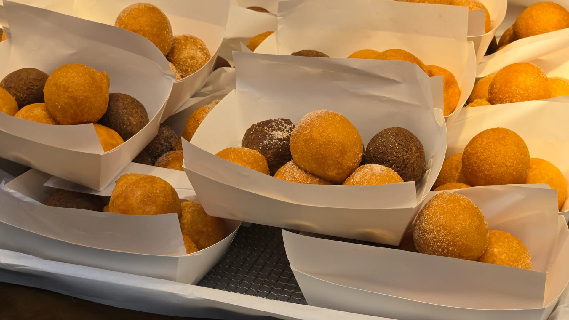 Chapssal-Ppang auf dem Seomun-Markt — runde, in Zucker gewälzte frittierte Klebreisbällchen | 하이제이에스비