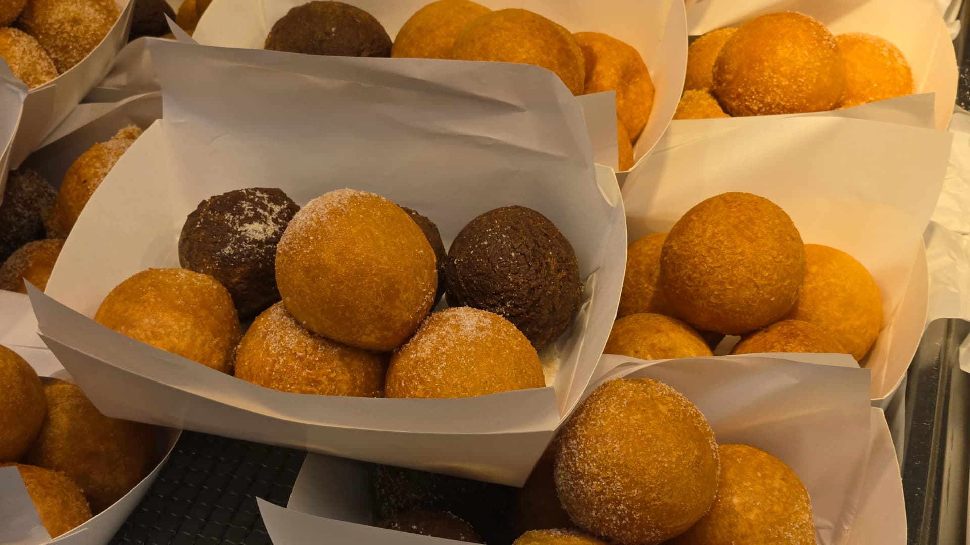 Chapssal-Ppang im Querschnitt — zäh-elastischer Klebreisteig mit Bohnenpastenfüllung | 하이제이에스비