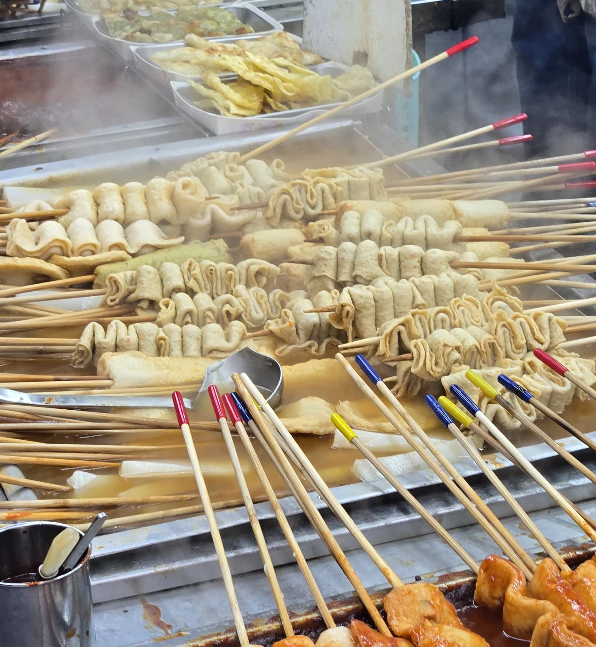 Eomuk-Stand auf dem Seomun-Markt in Daegu — Fischkuchen-Spieße in dampfender Brühe | 하이제이에스비