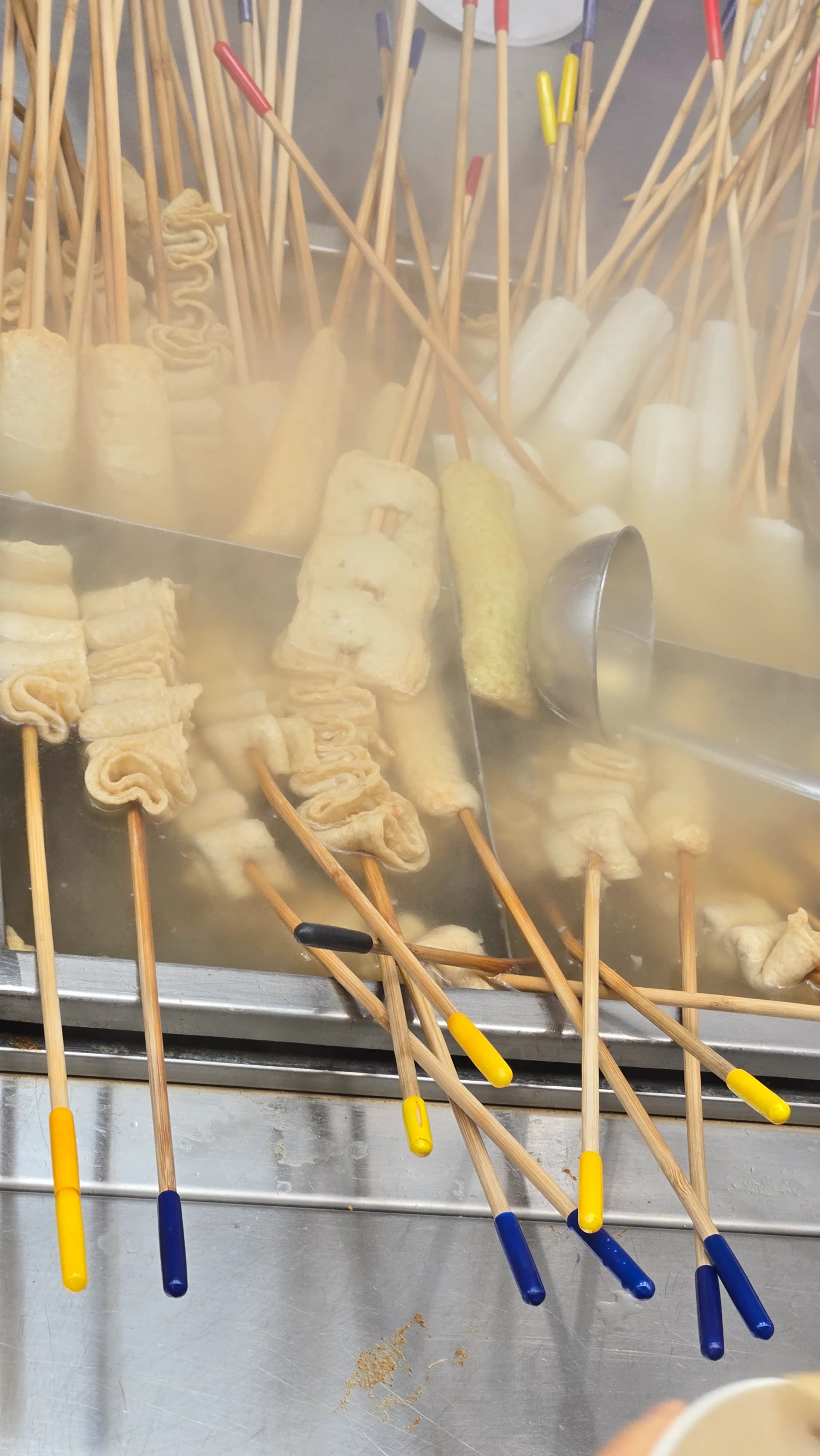 Nahaufnahme der Fischkuchen-Spieße — in Sardellen-Seetang-Brühe getauchte Eomuk-Spieße | 하이제이에스비