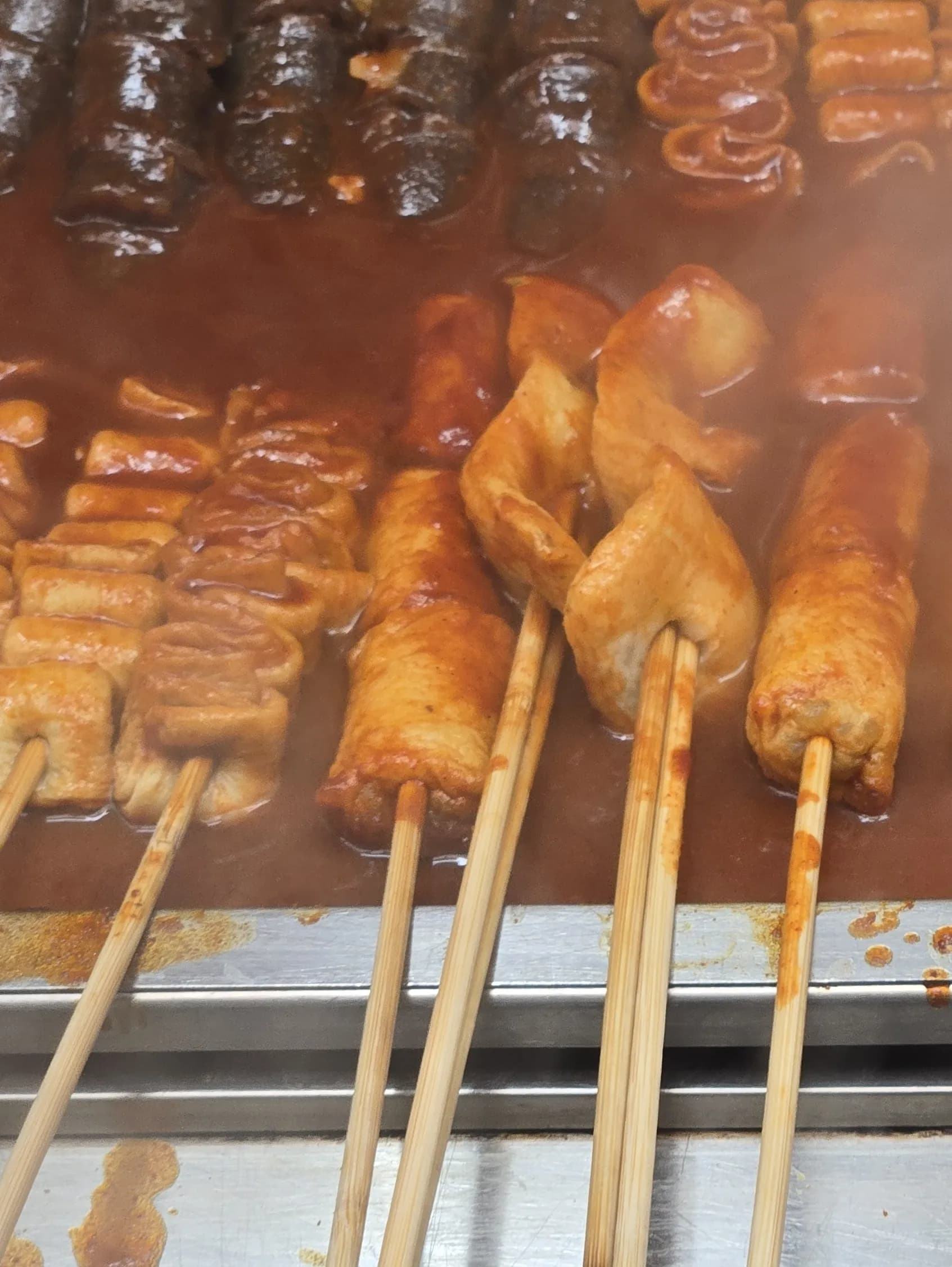 Scharfe Fischkuchen-Spieße auf dem Seomun-Markt — rot gefärbte Eomuk-Spieße auf der Gochujang-Grillplatte | 하이제이에스비