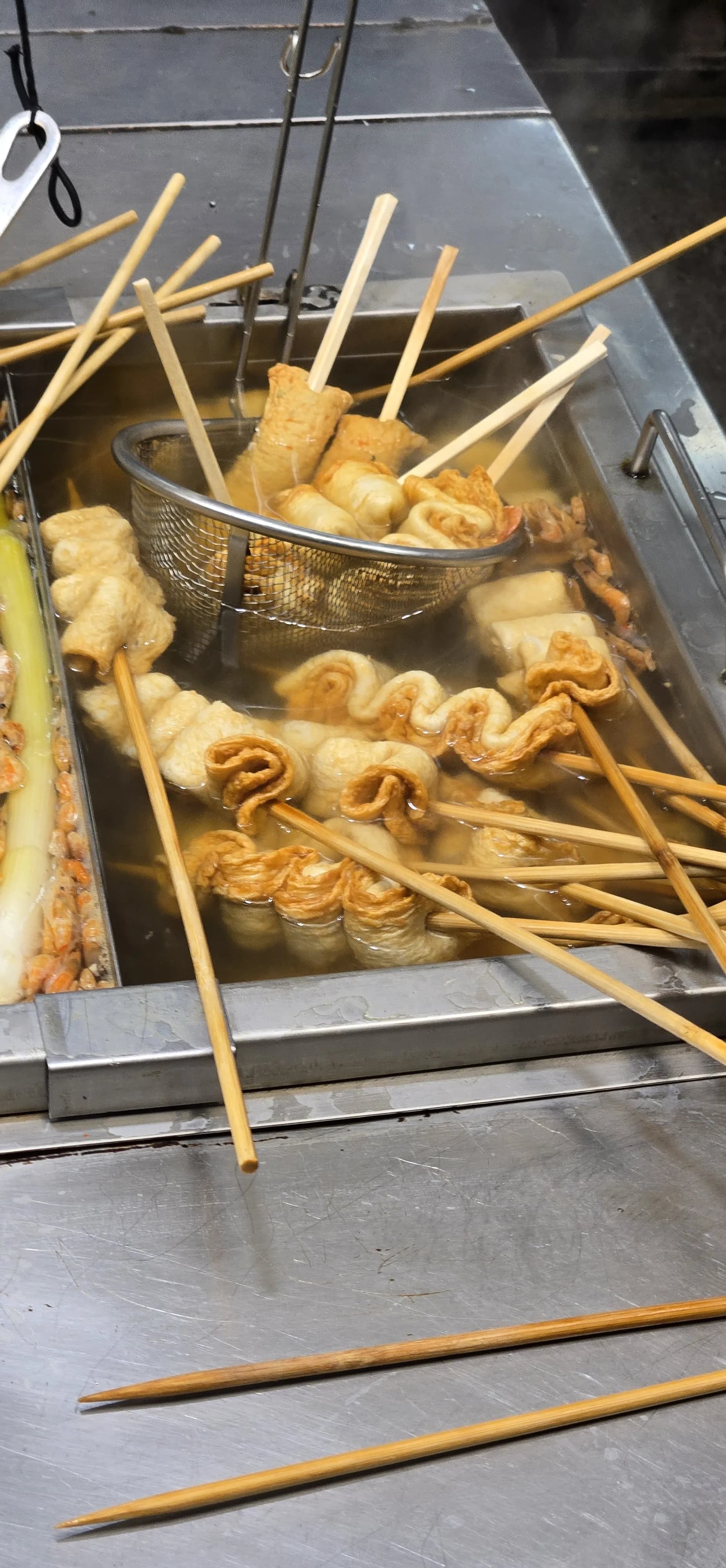 Weiterer Eomuk-Brühe-Stand auf dem Seomun-Markt — Fischkuchen-Brühe an einem anderen Standort | 하이제이에스비