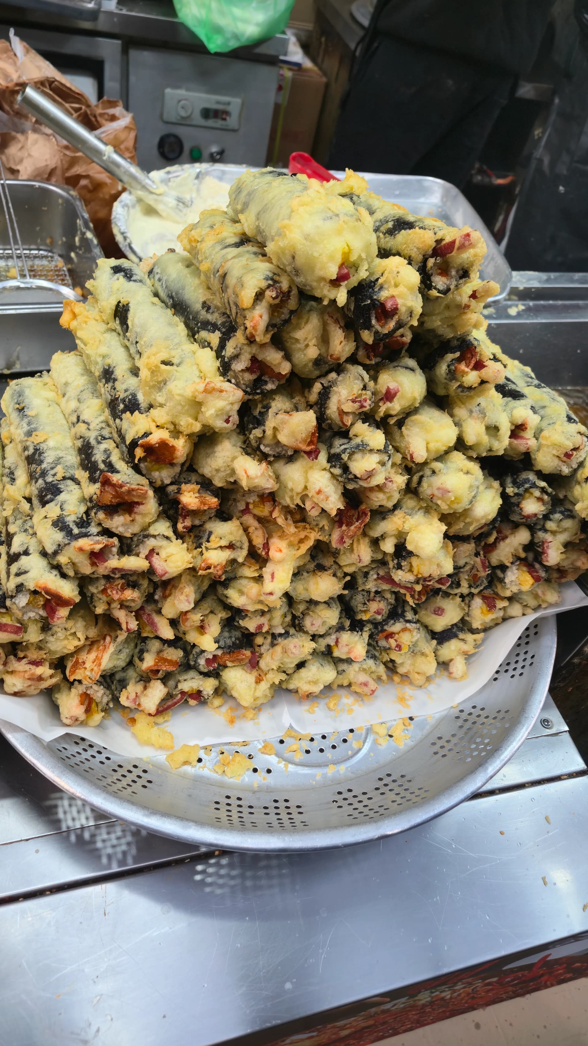 Frittierte Gimbap auf dem Seomun-Markt in Daegu — eine ganze Gimbap-Rolle in Teigmantel frittiert | 하이제이에스비