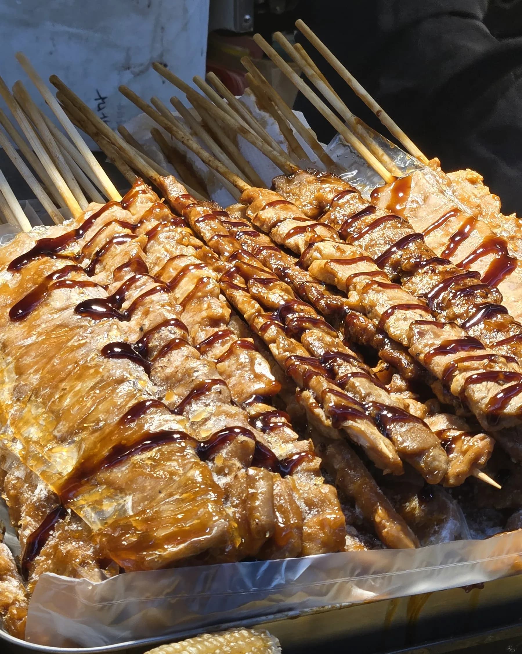Dak-Kkochi auf dem Seomun-Markt in Daegu — koreanische Hähnchen-Spieße mit süßer Sojasaucen-Glasur | 하이제이에스비