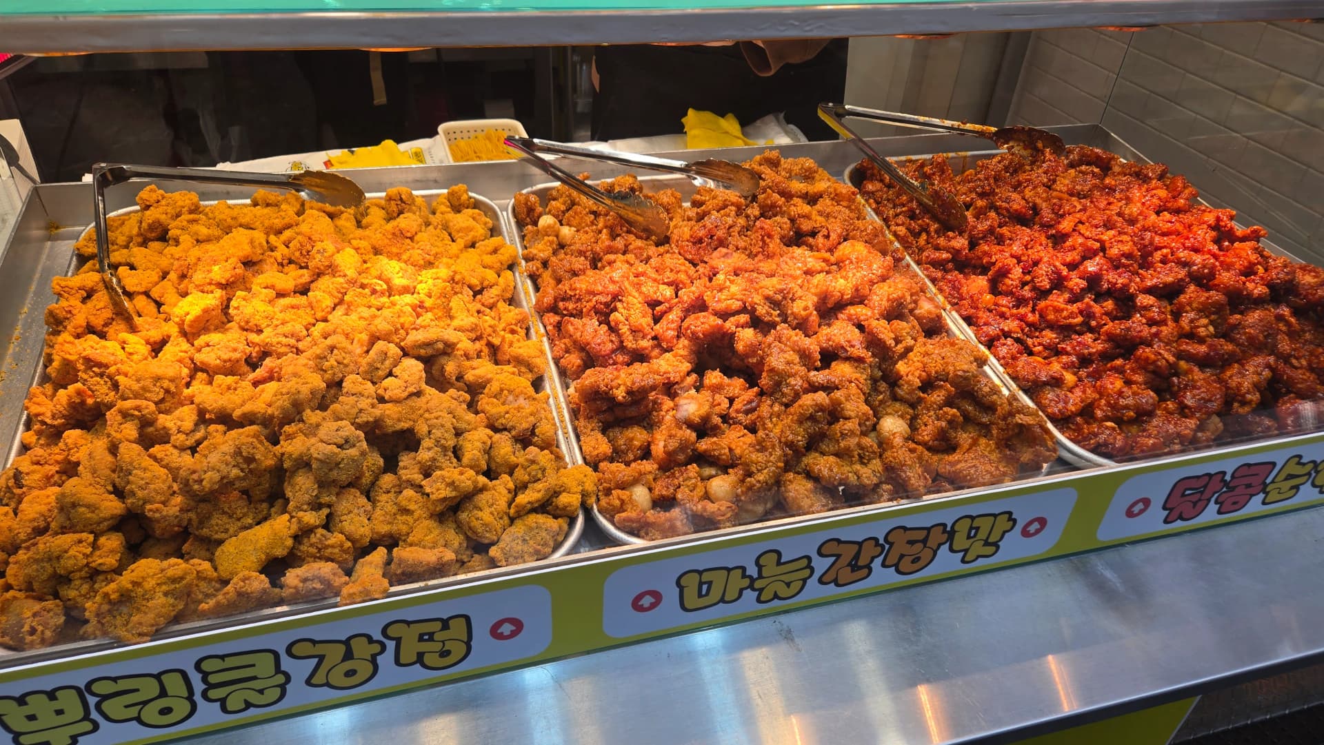 Nahaufnahme von Dakgangjeong — in Knoblauch-Sojasaucen-Glasur gewälztes knuspriges Hähnchen | 하이제이에스비