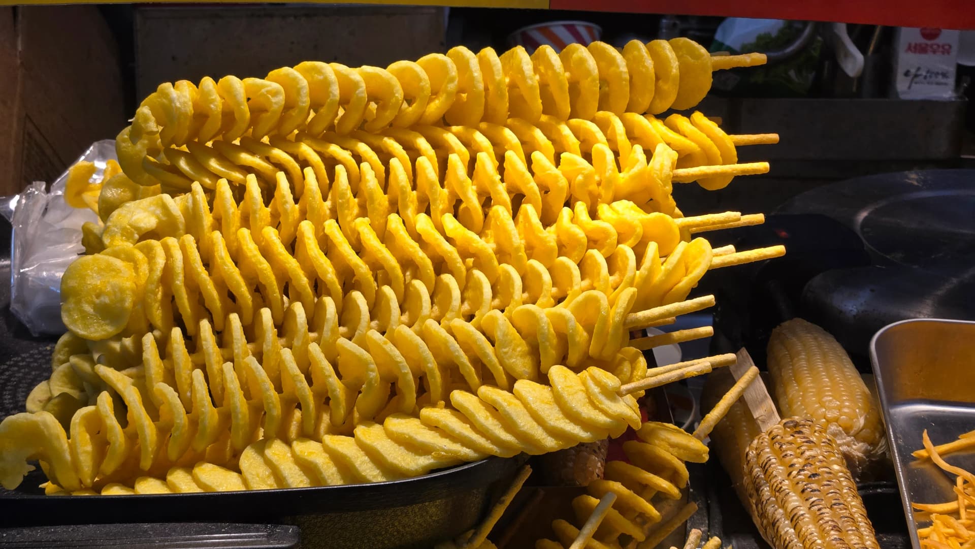 Tornado-Kartoffel auf dem Seomun-Markt in Daegu — spiralförmig geschnittene und frittierte Kartoffel auf einem Spieß | 하이제이에스비
