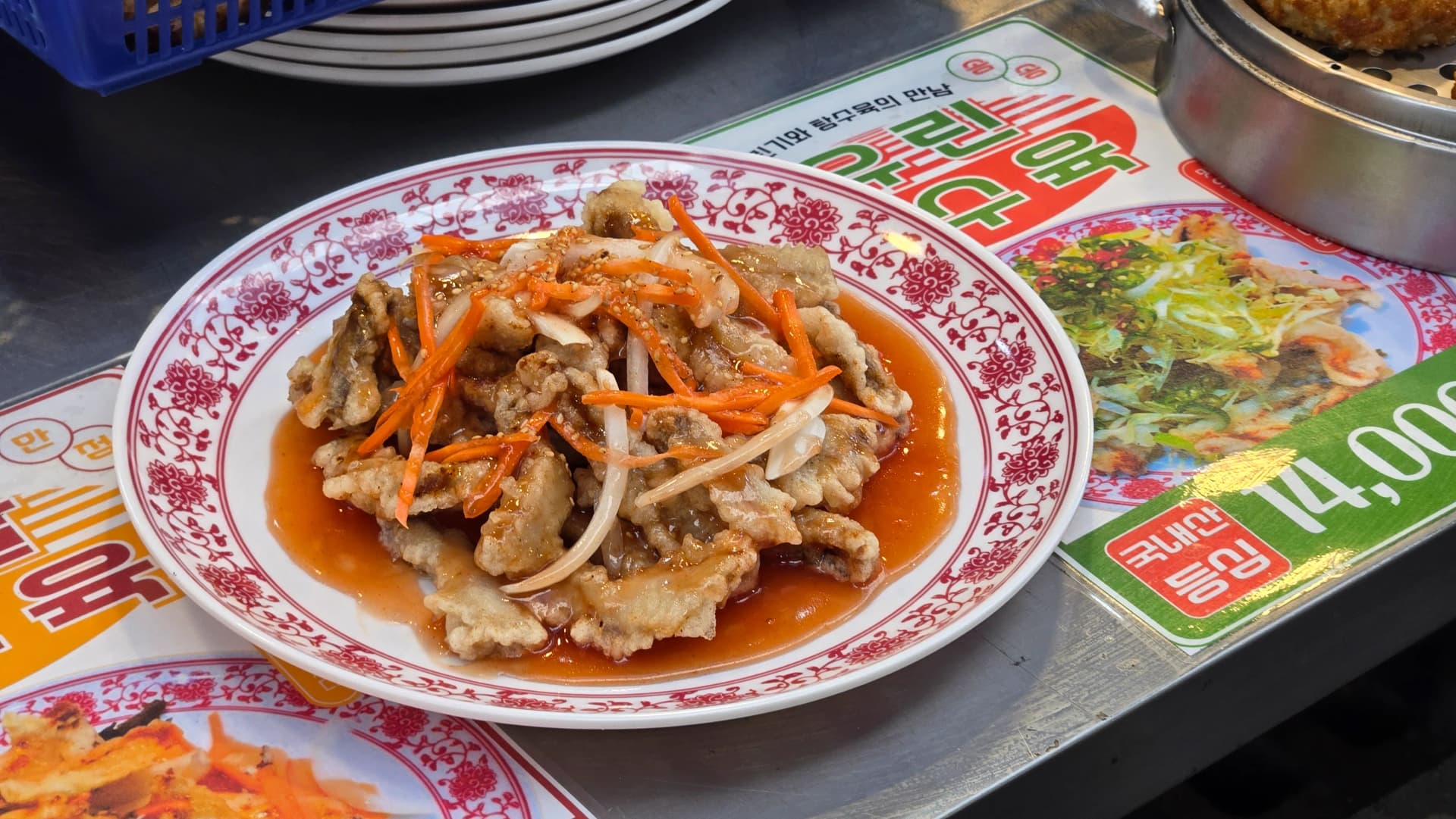 Tangsuyuk auf dem Seomun-Markt in Daegu — frittiertes Schweinefleisch mit süß-saurer Soße und Gemüse | 하이제이에스비