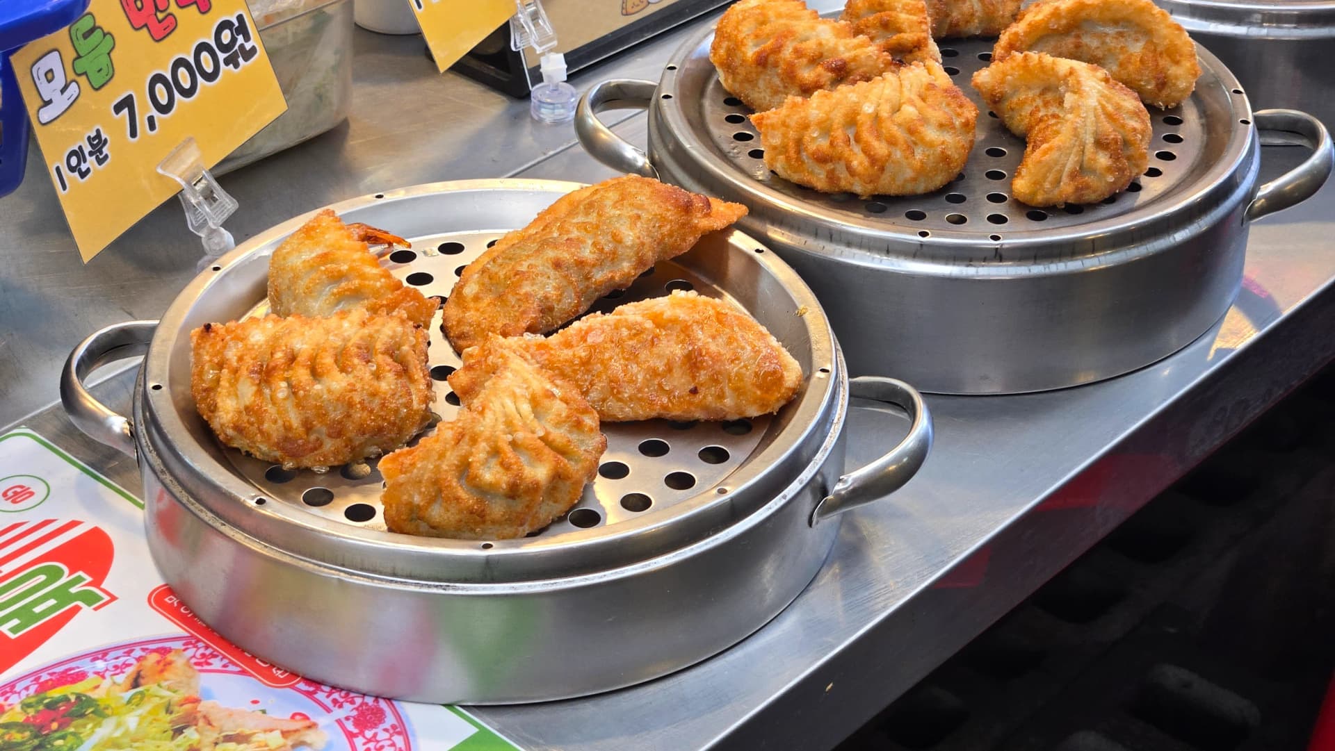 Gunmandu auf dem Seomun-Markt in Daegu — verschiedene koreanische Teigtaschen auf einem Edelstahl-Dämpfer | 하이제이에스비