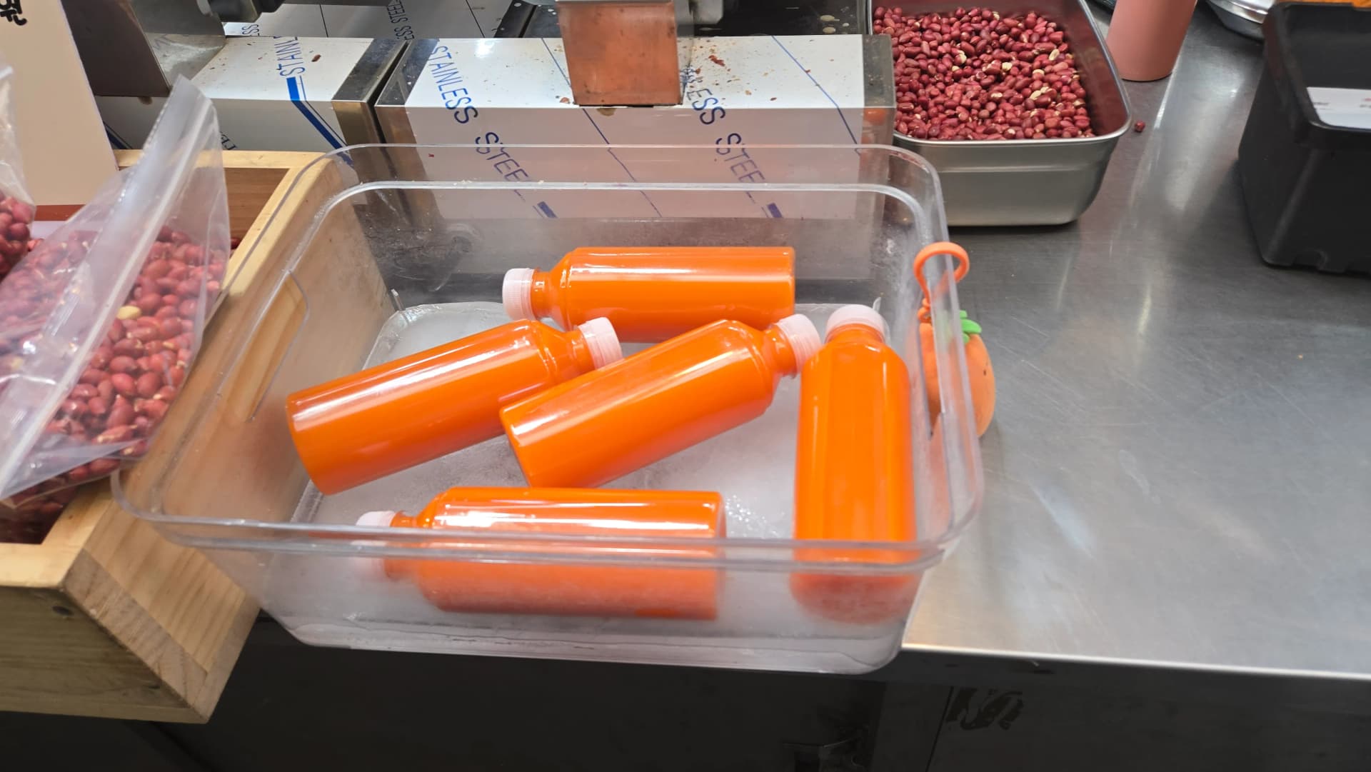 ນ້ຳແຄຣອດ 100% ຄັ້ນສົດແຊ່ນ້ຳກ້ອນ ຕະຫຼາດ Seomun | 하이제이에스비