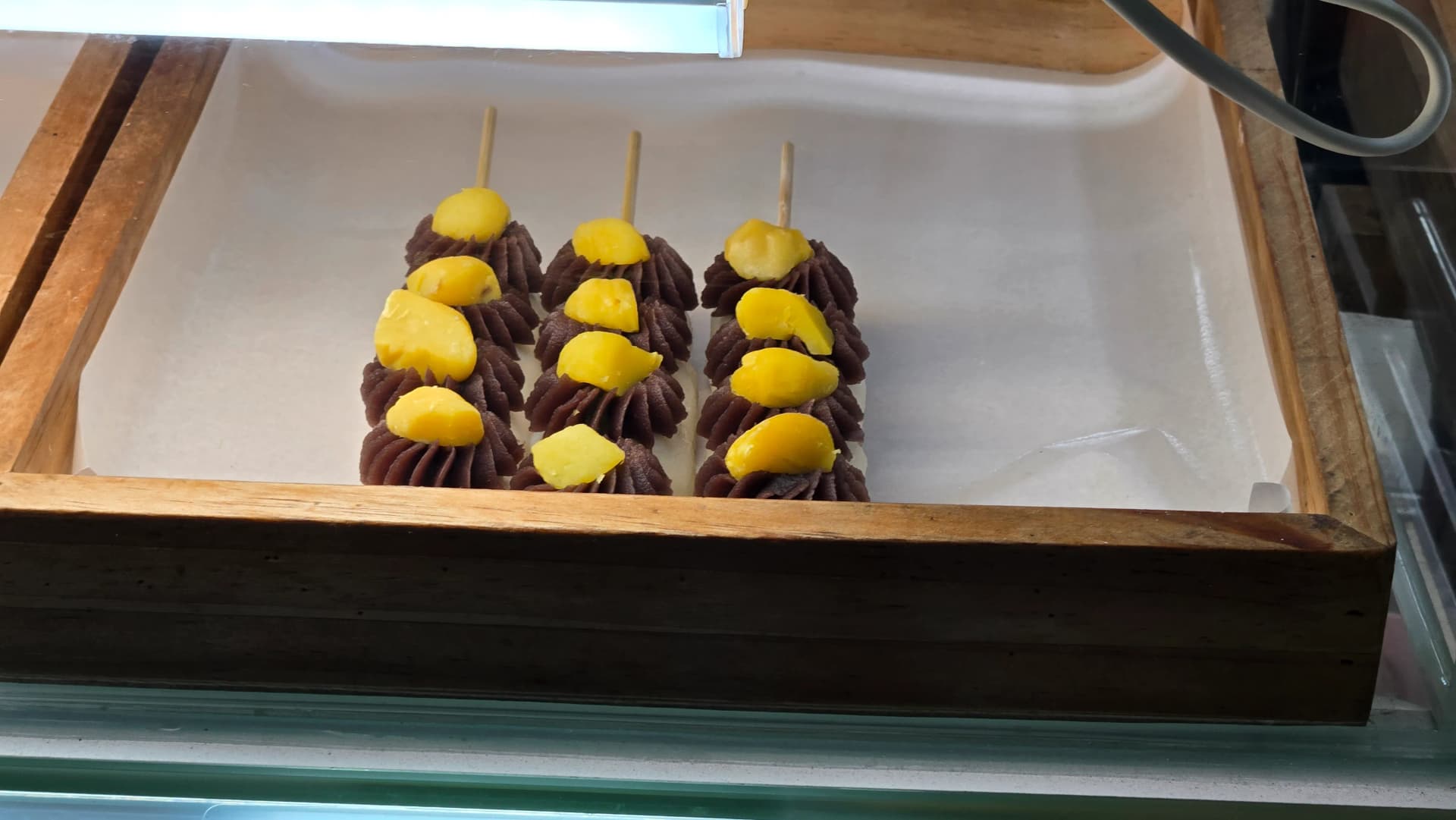 ກຢ໋ອງດັນສຽບໄມ້ລາດຊ໋ອກໂກແລັດ ແລະ ໝາກແຫ້ງກັບໝາກກໍ່ ອາຫານເກົາຫຼີ | 하이제이에스비