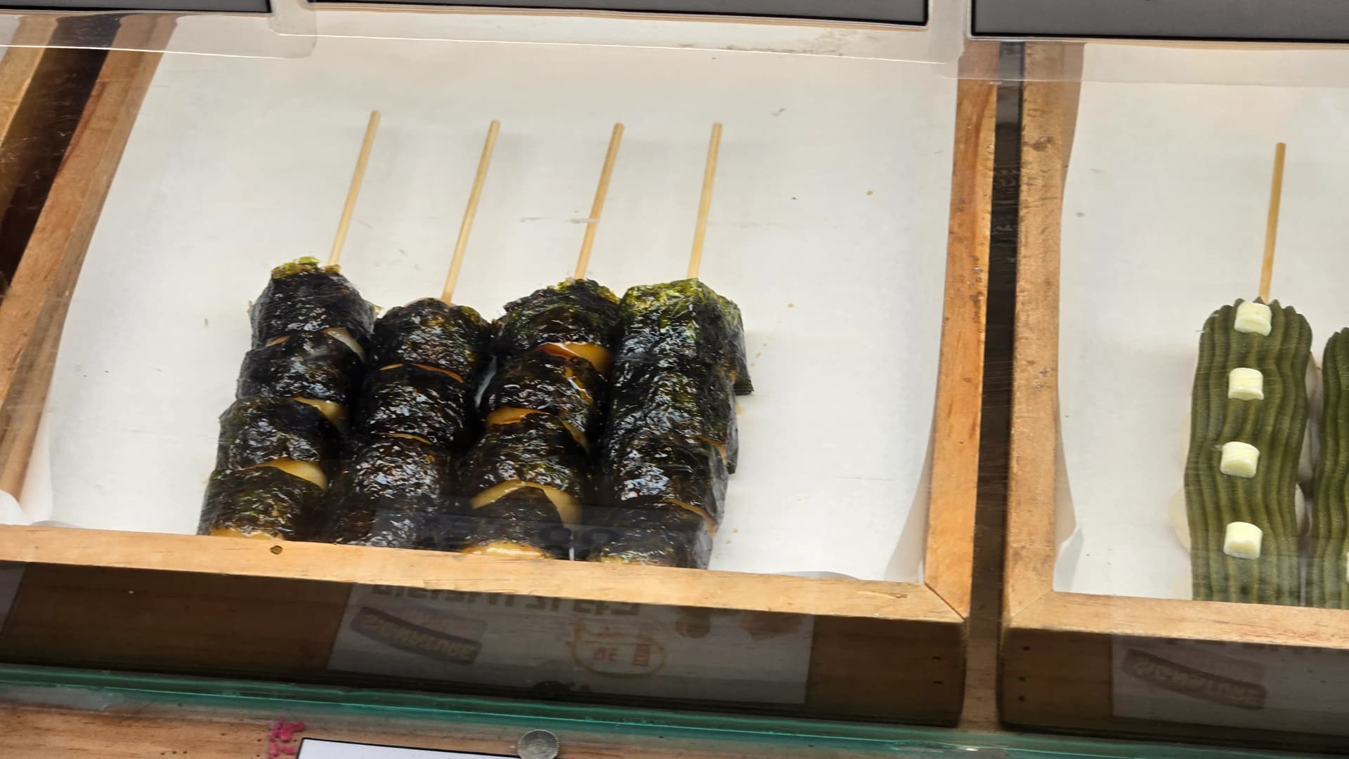 ປ້າຍລາຄາກຢ໋ອງດັນສຽບໄມ້ ໄມ້ລະ 3,000 ວອນ ຕະຫຼາດ Seomun | 하이제이에스비