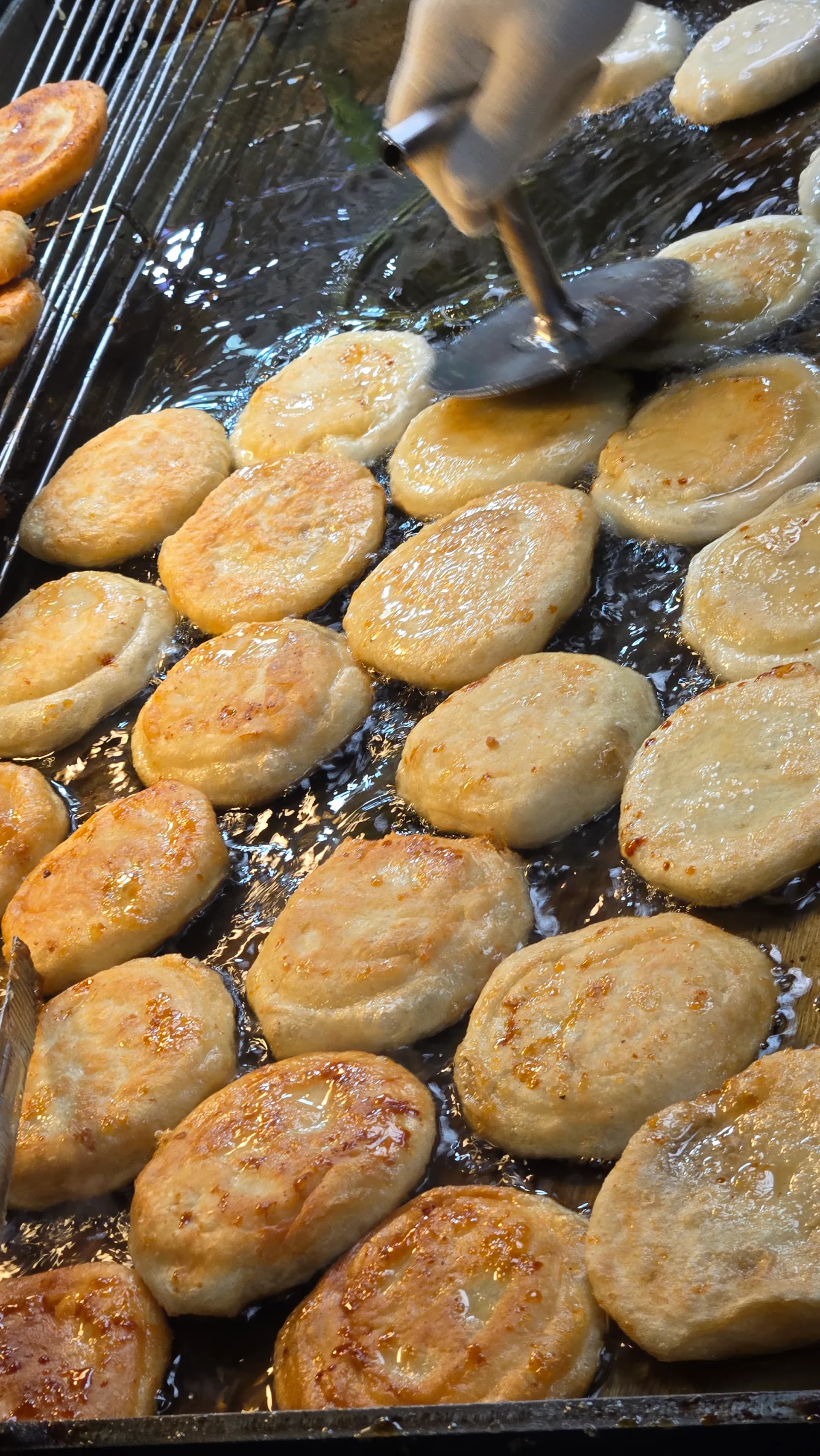 ໂຮຕ໊ອກຂົ້ວເທິງກະທະເຫຼັກ ຈົນເປັນສີທອງ ຕະຫຼາດ Seomun | 하이제이에스비