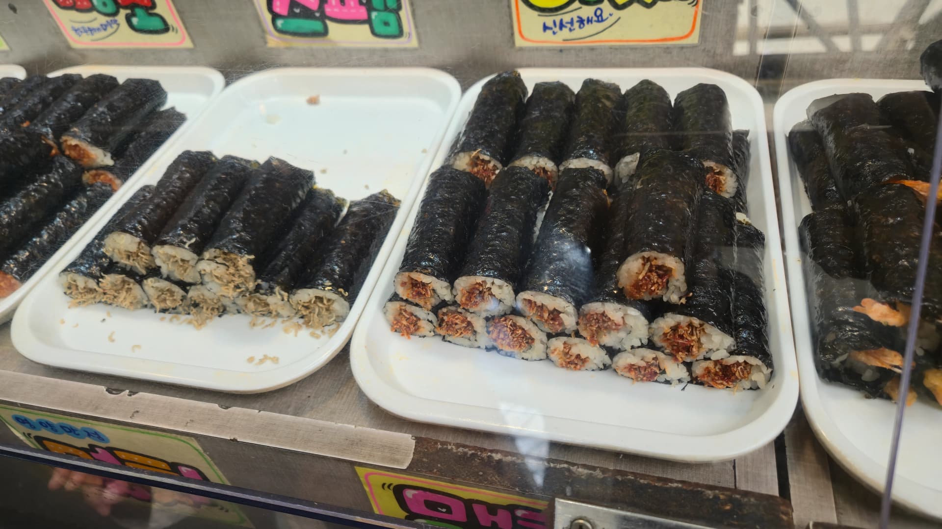 ກິມບັບ tonkatsu ແລະ ກິມບັບກຸ້ງ ໜ້າຕັດໃກ້ ອາຫານເກົາຫຼີ | 하이제이에스비