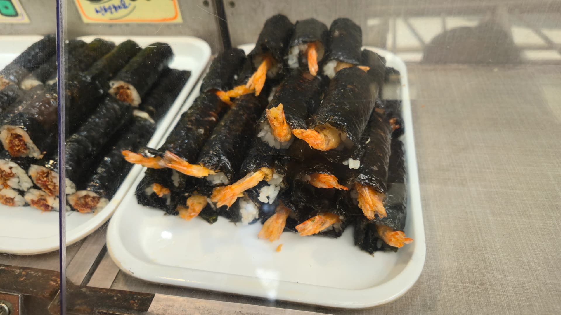 ແມ່ຄ້າກິມບັບໃສ່ຈານໃຫ້ລູກຄ້າ ຕະຫຼາດ Seomun | 하이제이에스비