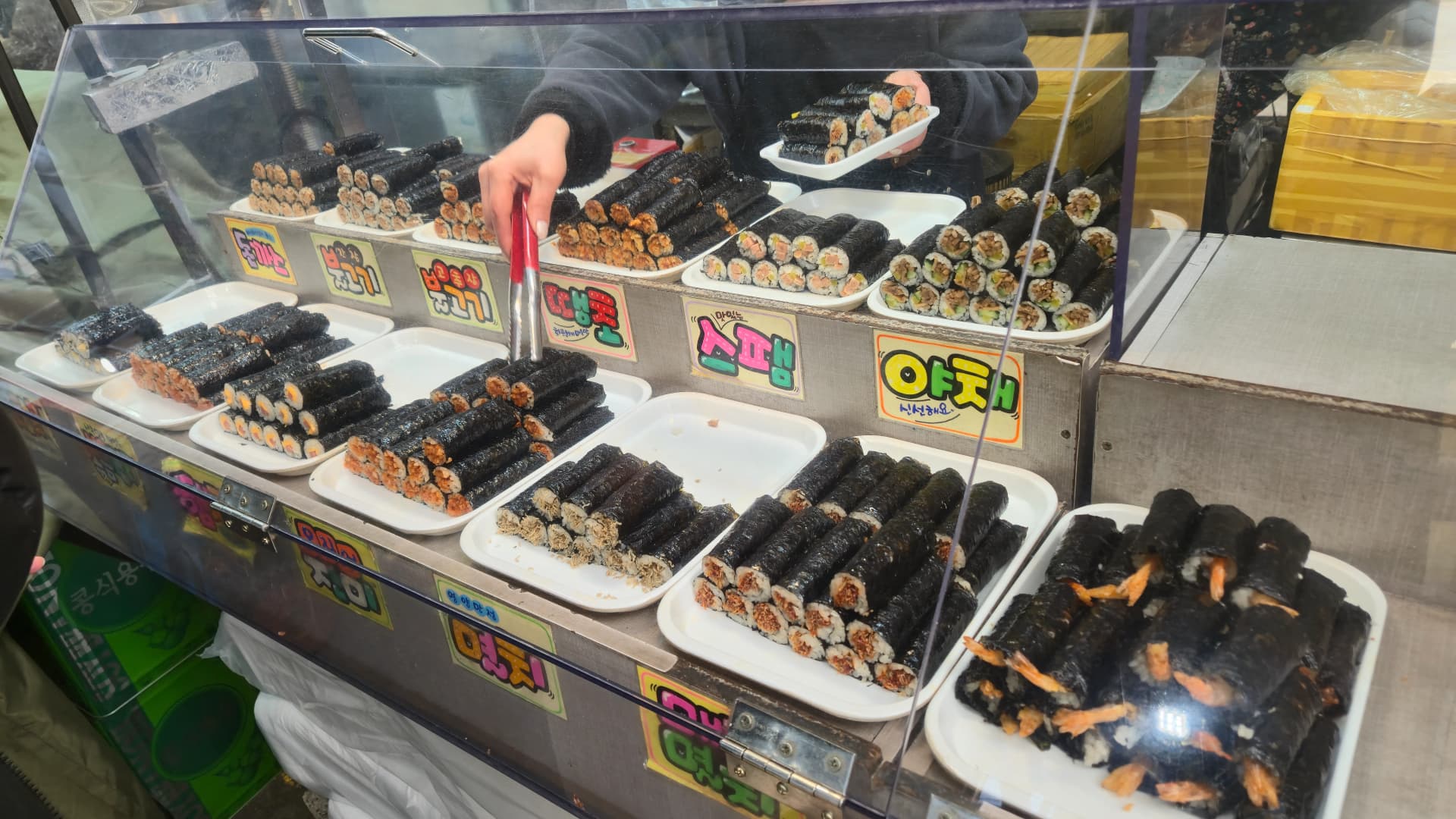 ລູກຄ້າຢືນລຽນແຖວຊື້ກິມບັບ ຕະຫຼາດ Seomun | 하이제이에스비