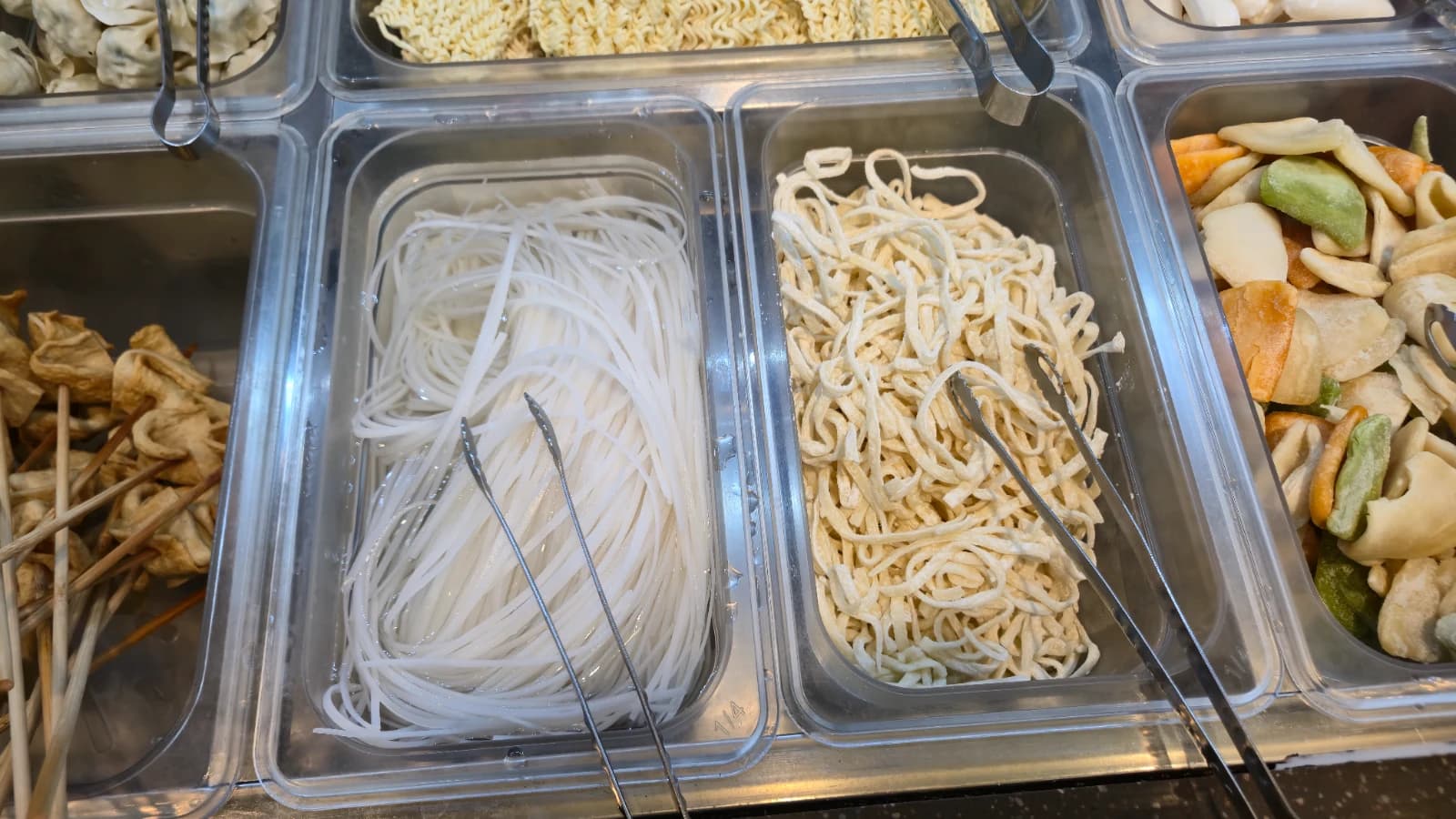 셀프바 만두 떡볶이 떡 라면사리