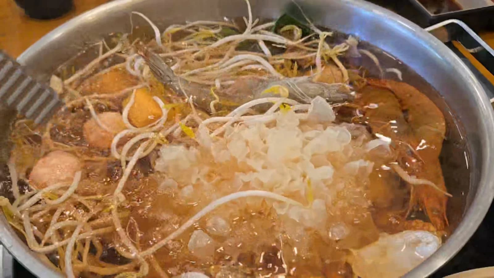흰목이버섯과 새우를 넣어 끓이는 해물 샤브샤브