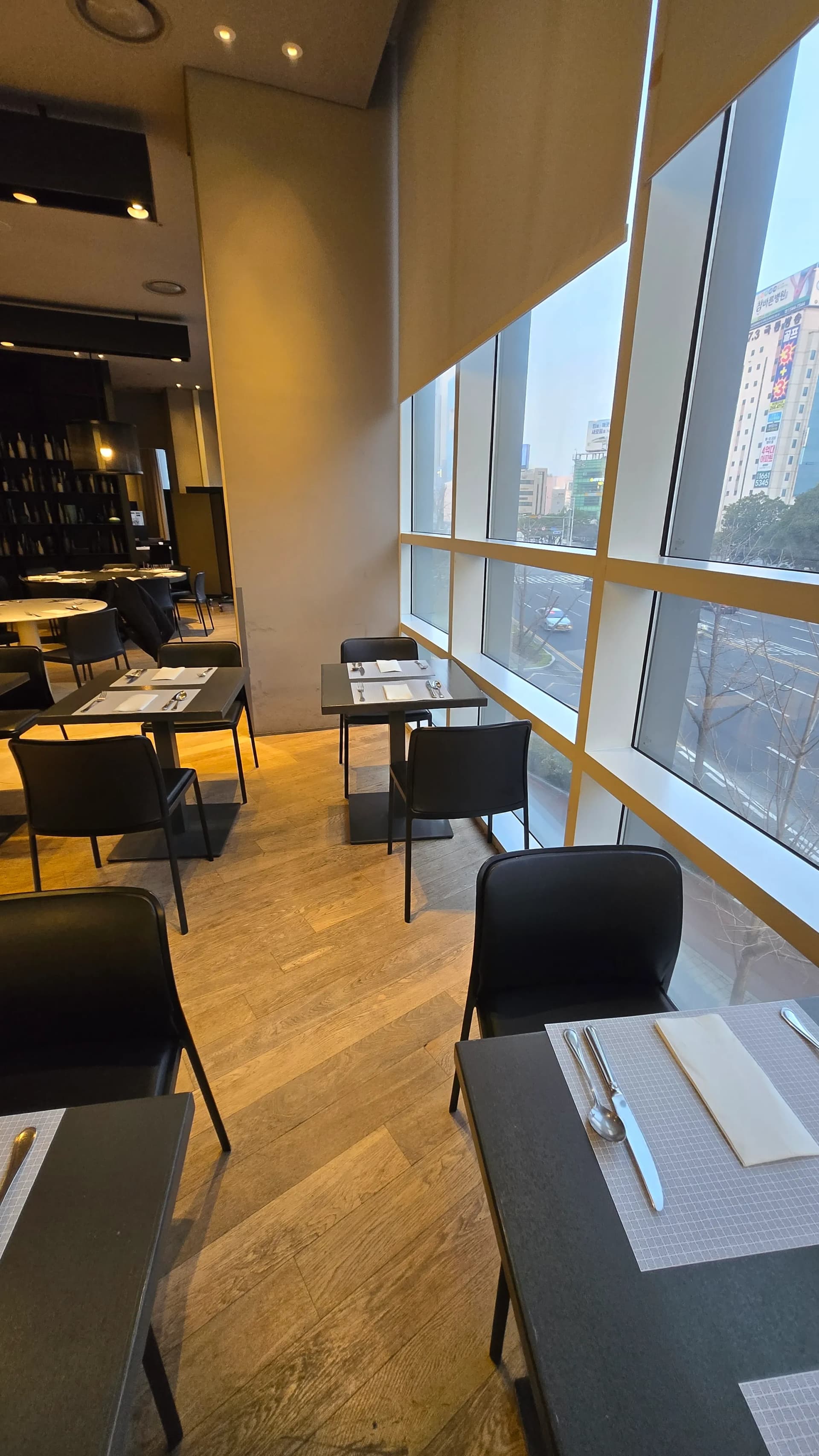 ترتيب طاولات لشخصين داخل بوفيه الفطور في شيلا ستاي أولسان بشكل مريح