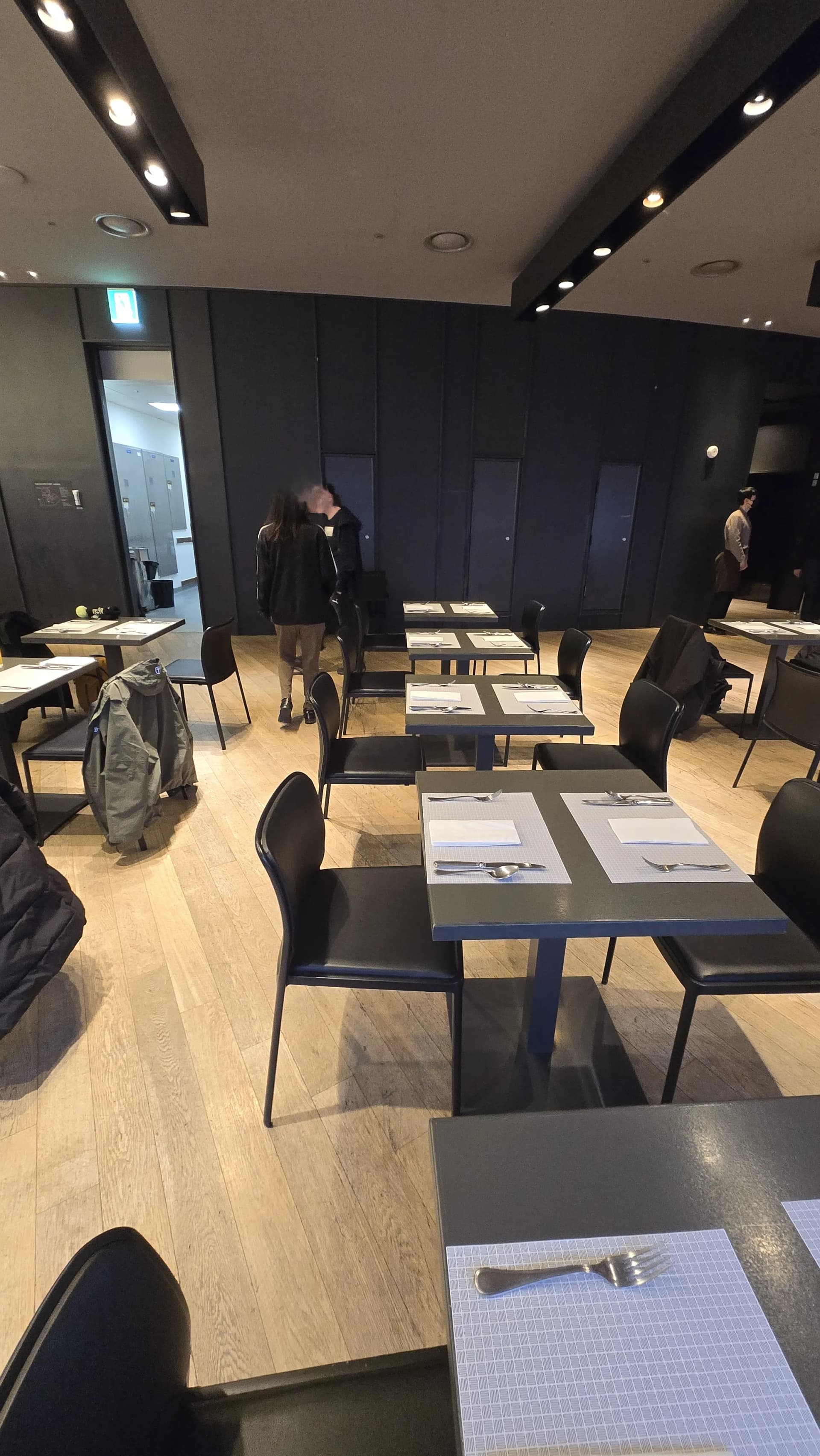 إطلالة شوارع أولسان من المقاعد القريبة من النافذة أثناء بوفيه الفطور الصباحي