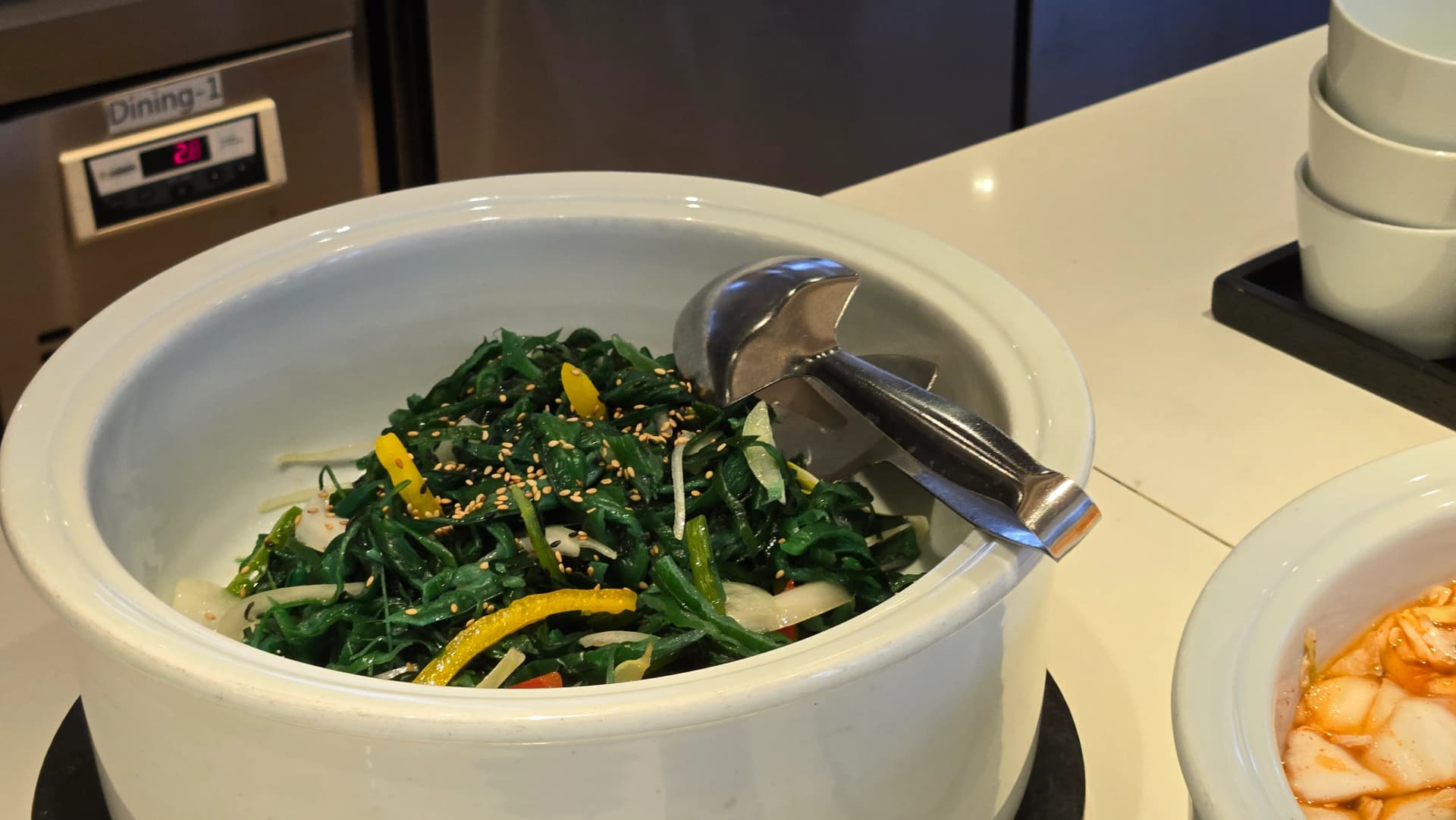 سبانخ كورية متبلة في بوفيه الفطور بطعم سمسم خفيف ولون صباحي جميل