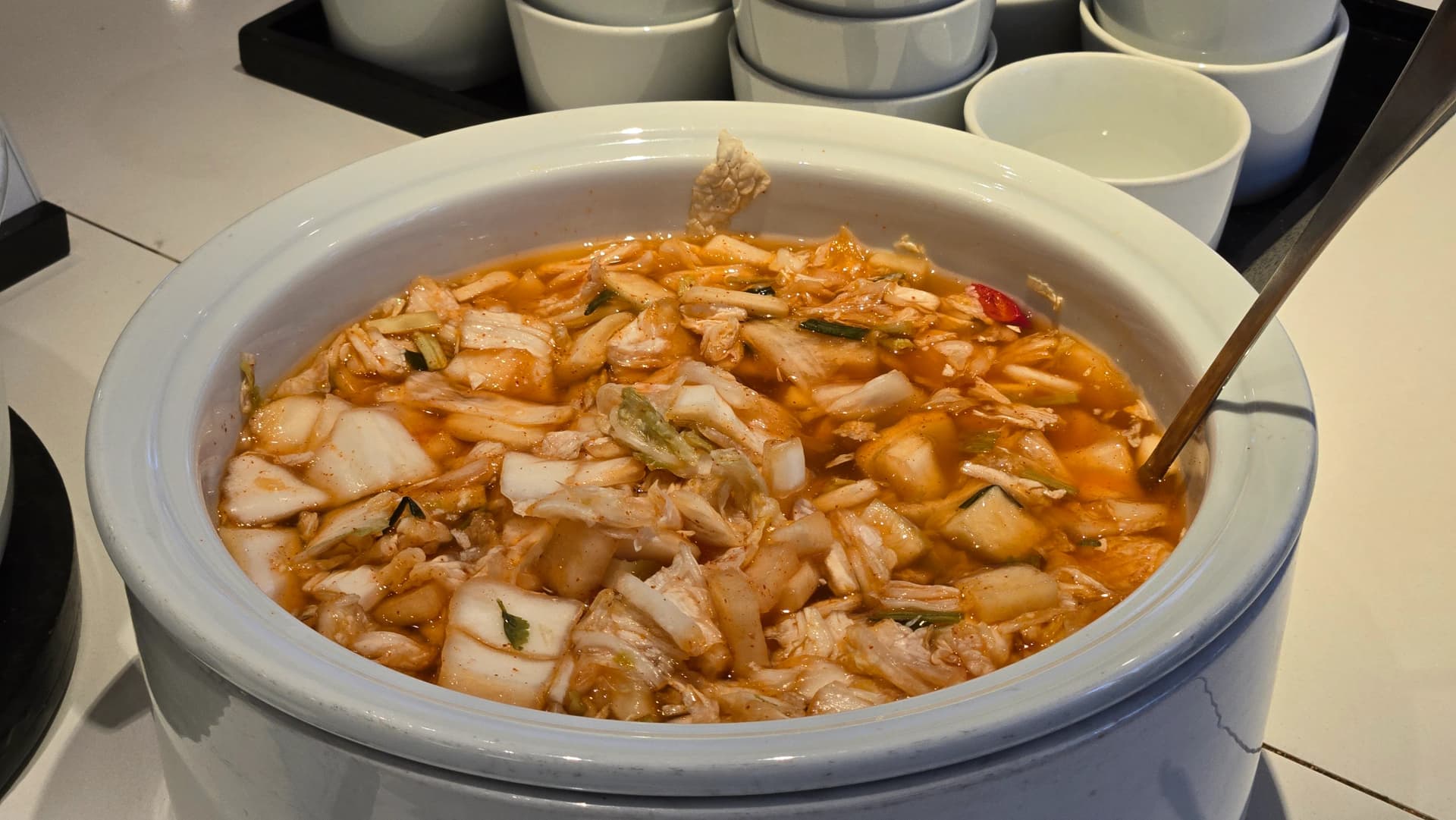 كيمتشي مائي كوري بمرق بارد منعش مناسب لبوفيه الفطور الخفيف