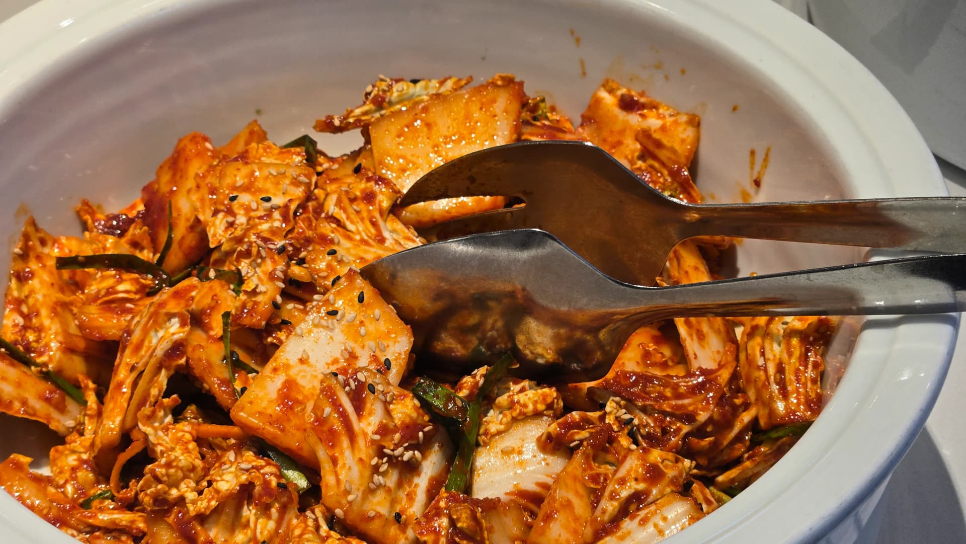 كيمتشي طازج كوري في بوفيه الفطور بقوام مقرمش وتتبيلة حارة خفيفة