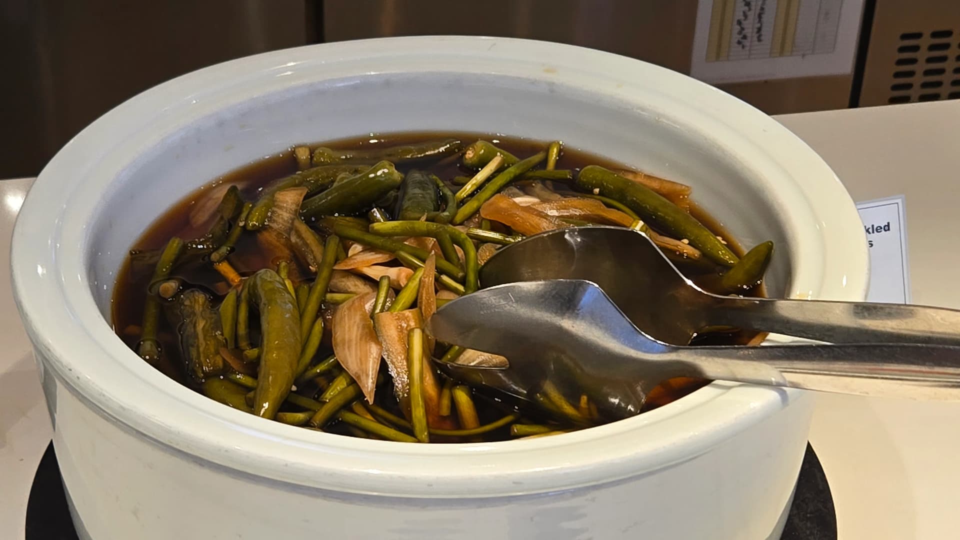 مخللات كورية بصلصة الصويا مع فلفل وثوم أخضر بطعم حلو مالح