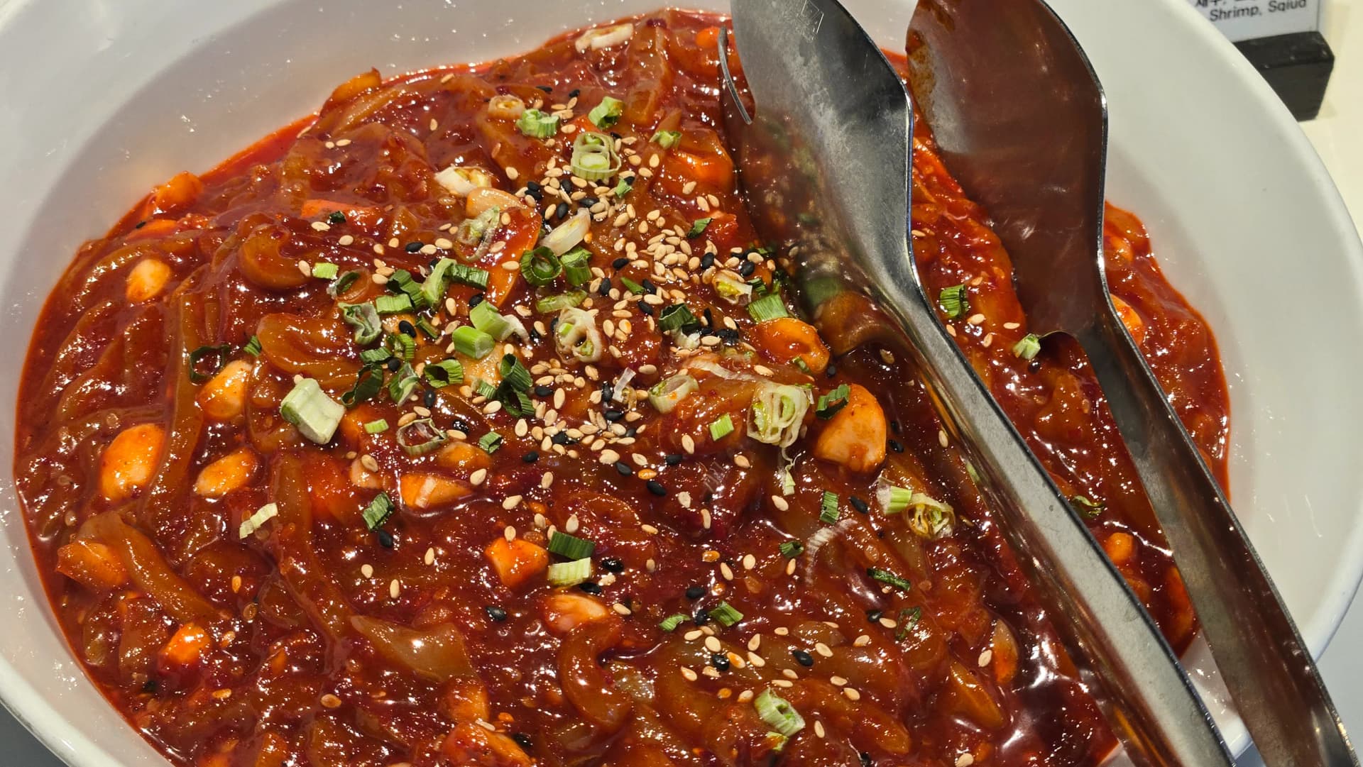 حبار مملح ومخمّر كوري في بوفيه الفطور بنكهة قوية وحارة