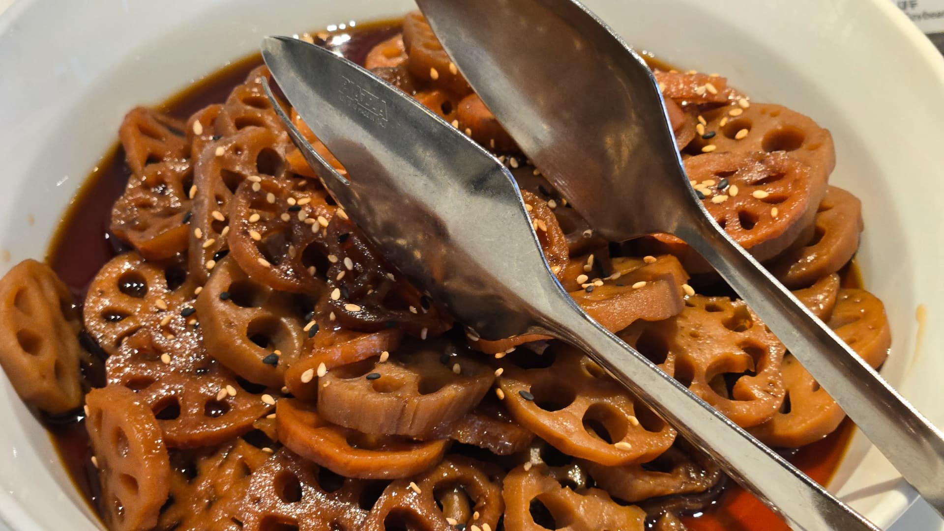 جذور لوتس مطهوة بصلصة الصويا في بوفيه الفطور بطعم حلو مالح وقوام مطاطي