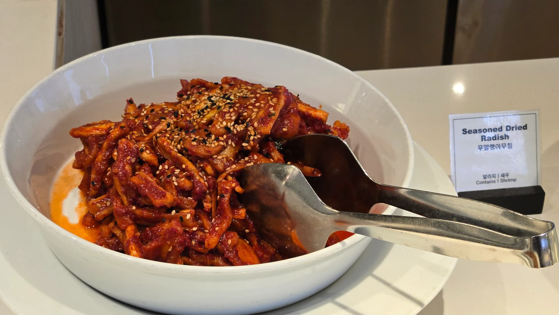 فجل كوري مجفف ومتبل بالفلفل الأحمر في بوفيه الفطور بقوام مطاطي واضح